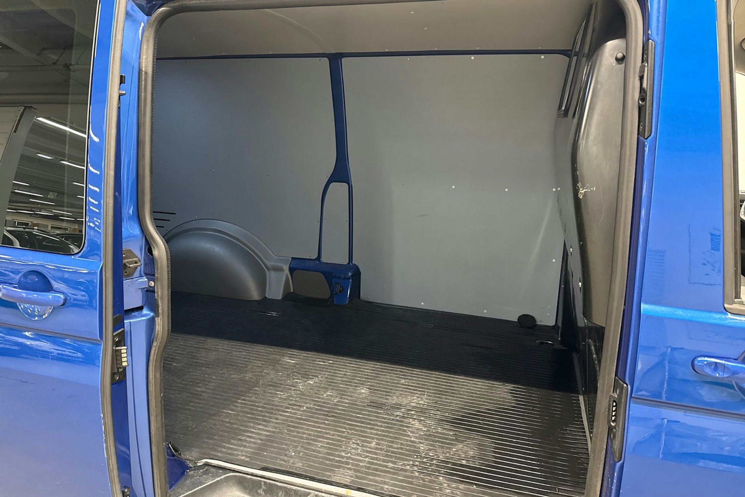 sininen Volkswagen Transporter 2020 kuva 13.