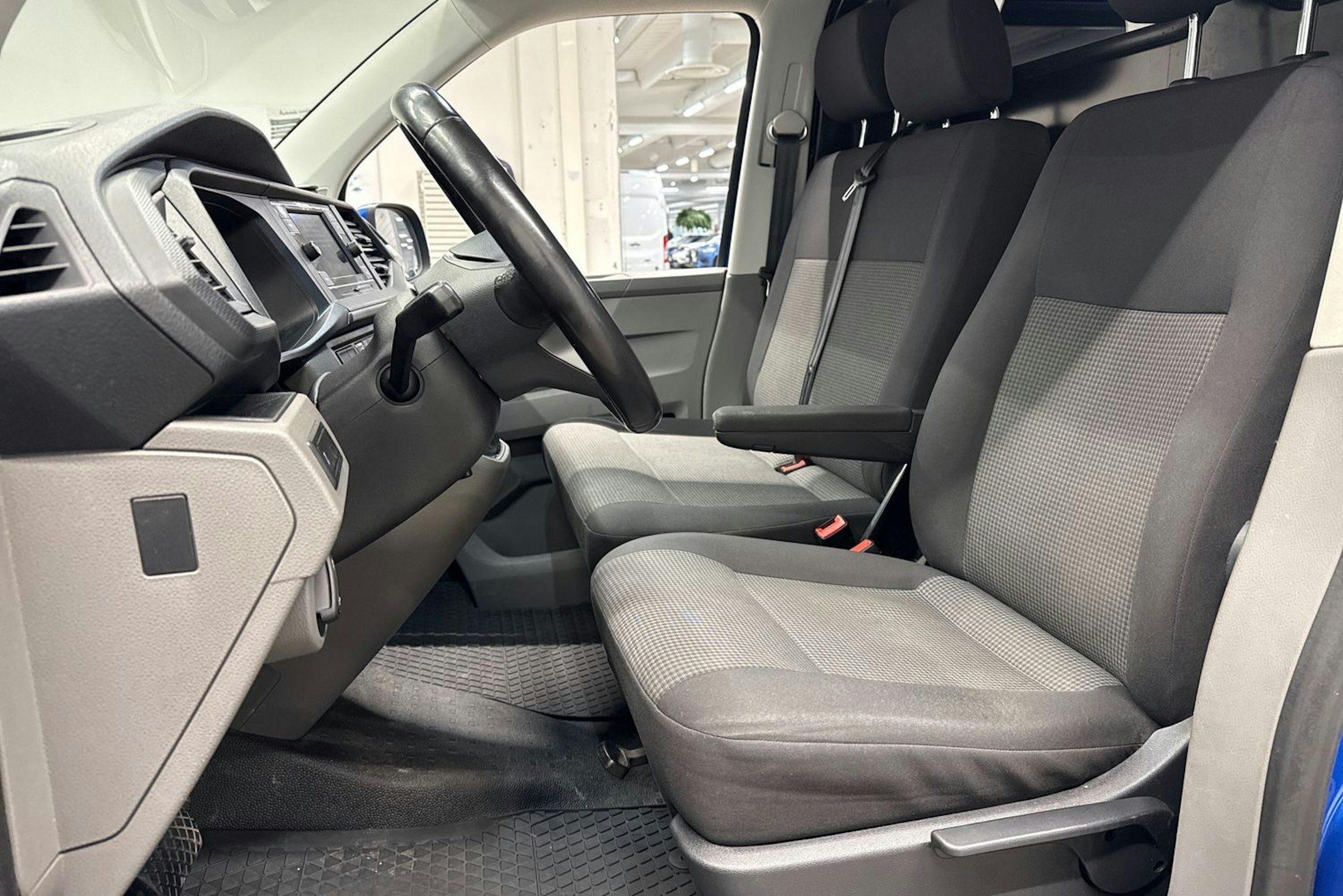 sininen Volkswagen Transporter 2020 kuva 15.