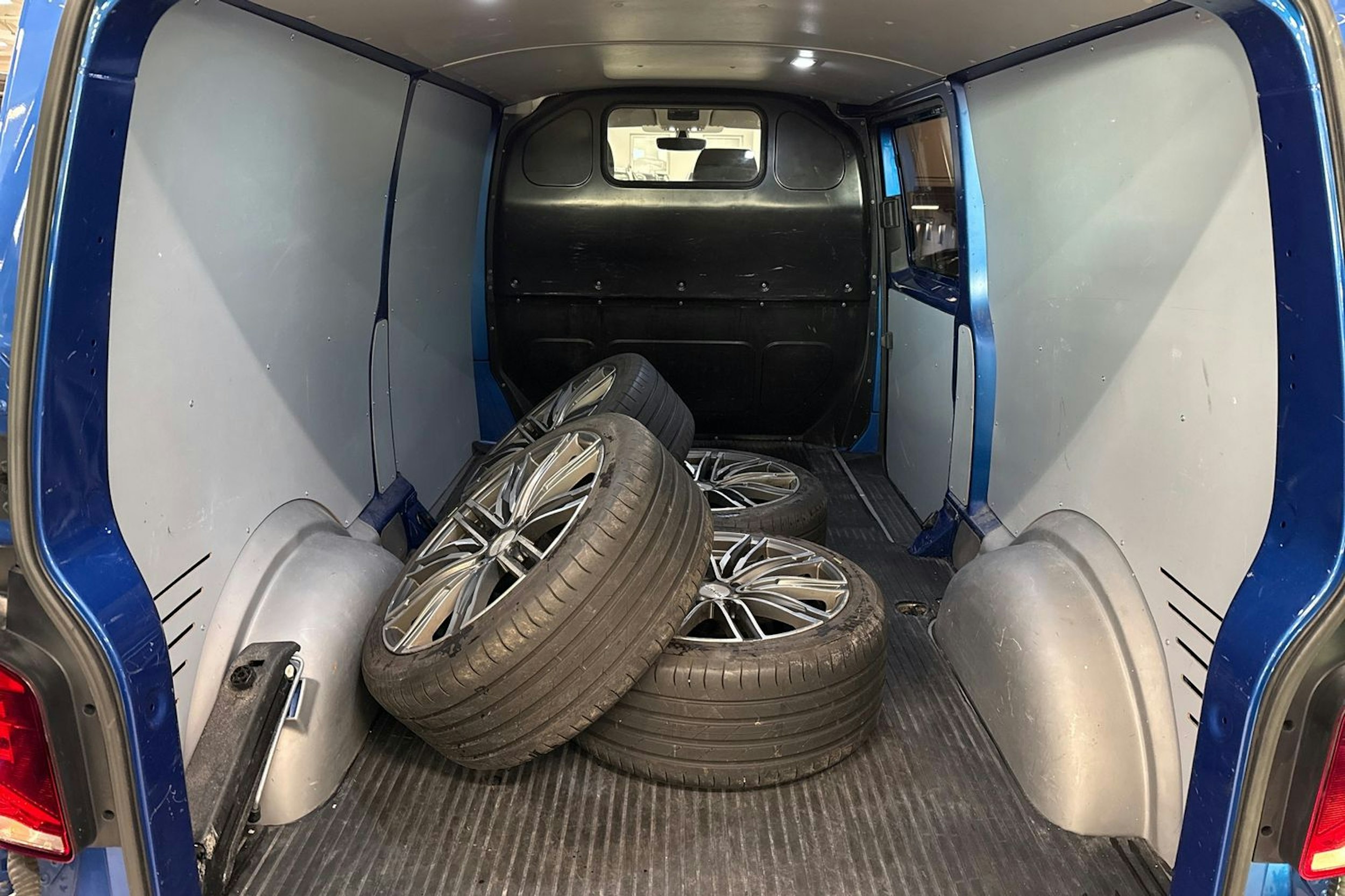 sininen Volkswagen Transporter 2020 kuva 24.