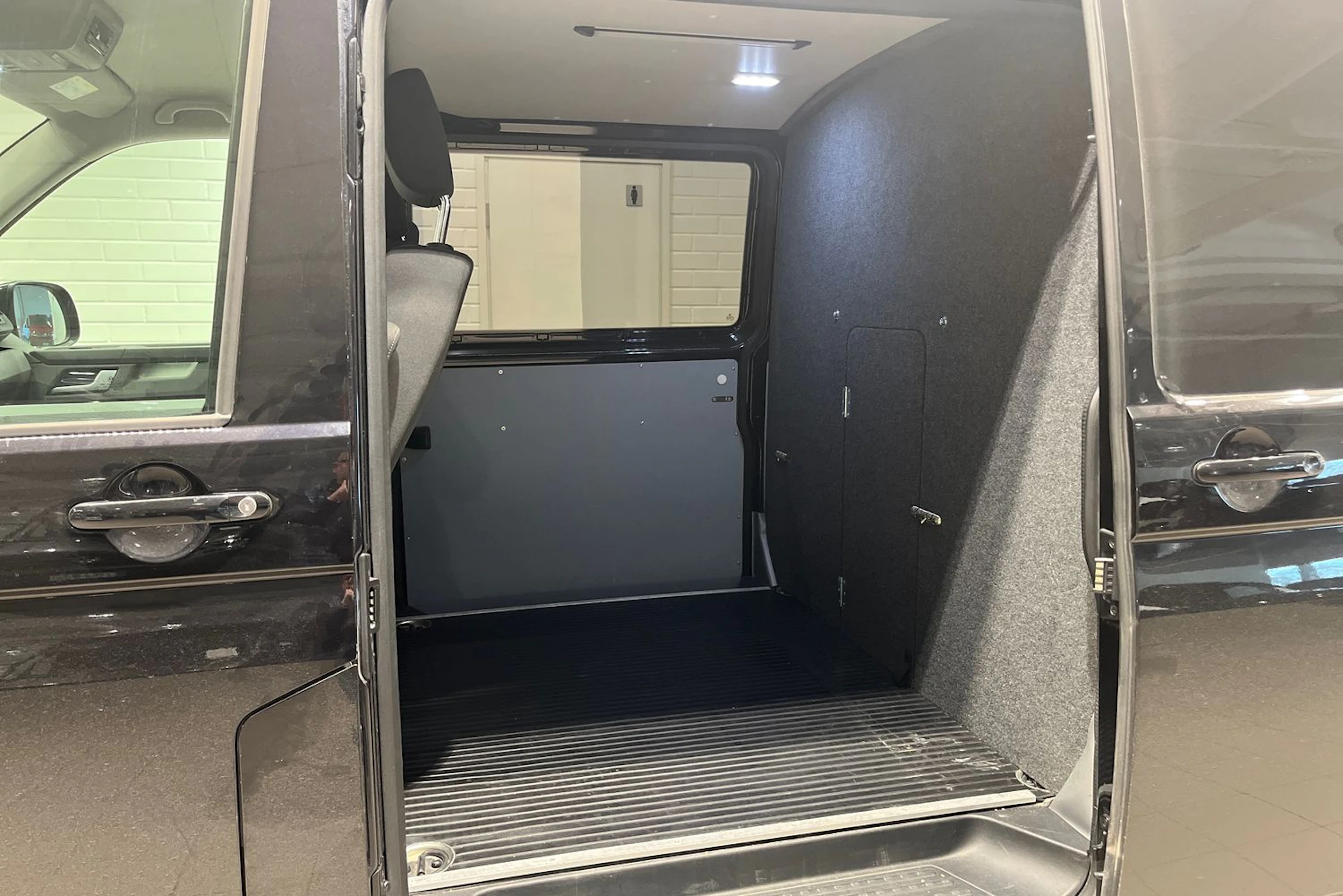 Musta Volkswagen TRANSPORTER 2020 kuva 6.