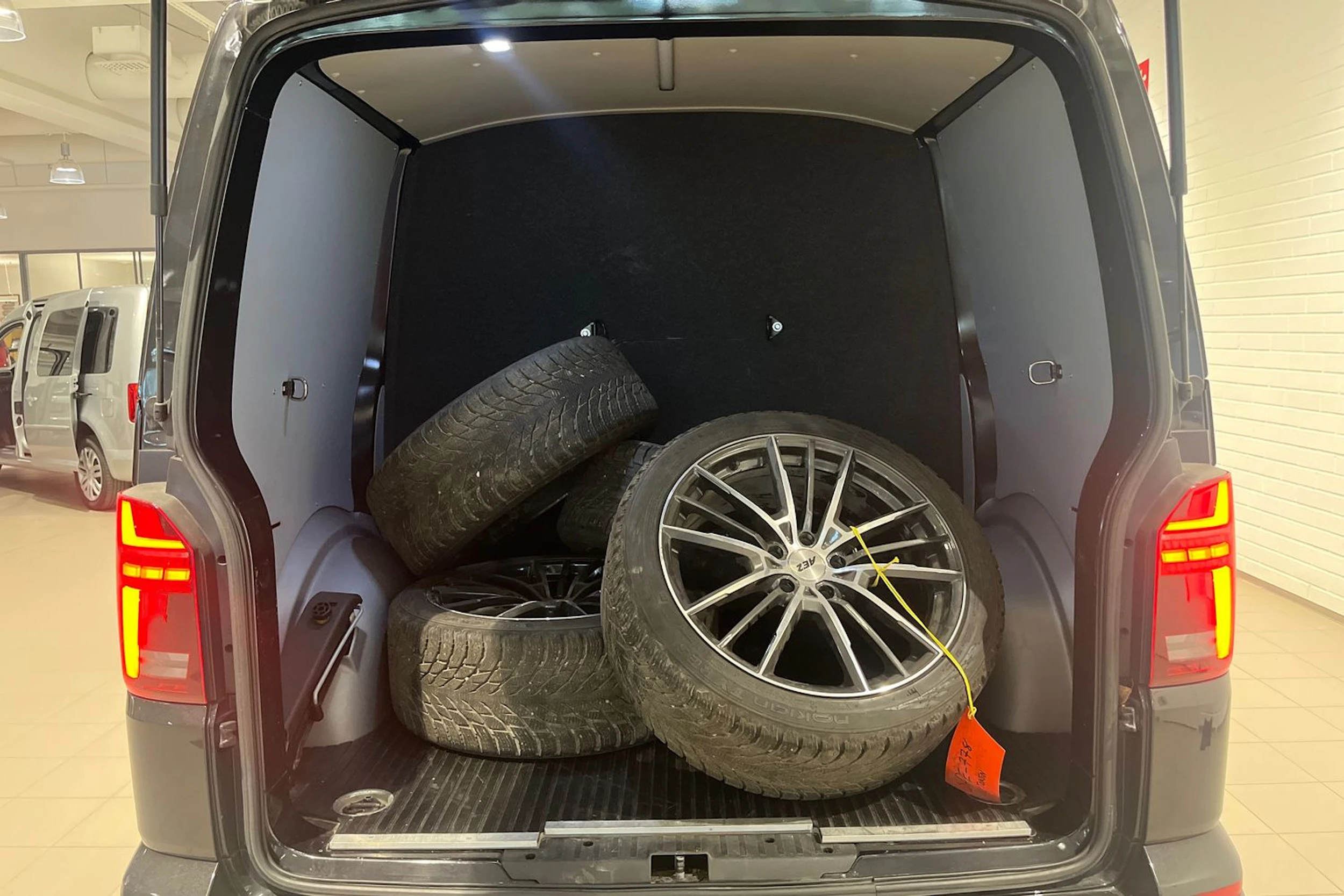 Musta Volkswagen TRANSPORTER 2020 kuva 8.