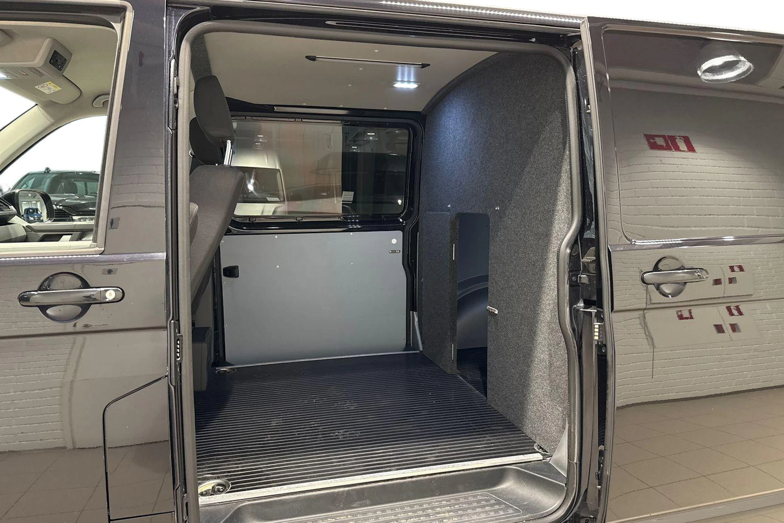 Musta Volkswagen TRANSPORTER 2020 kuva 11.