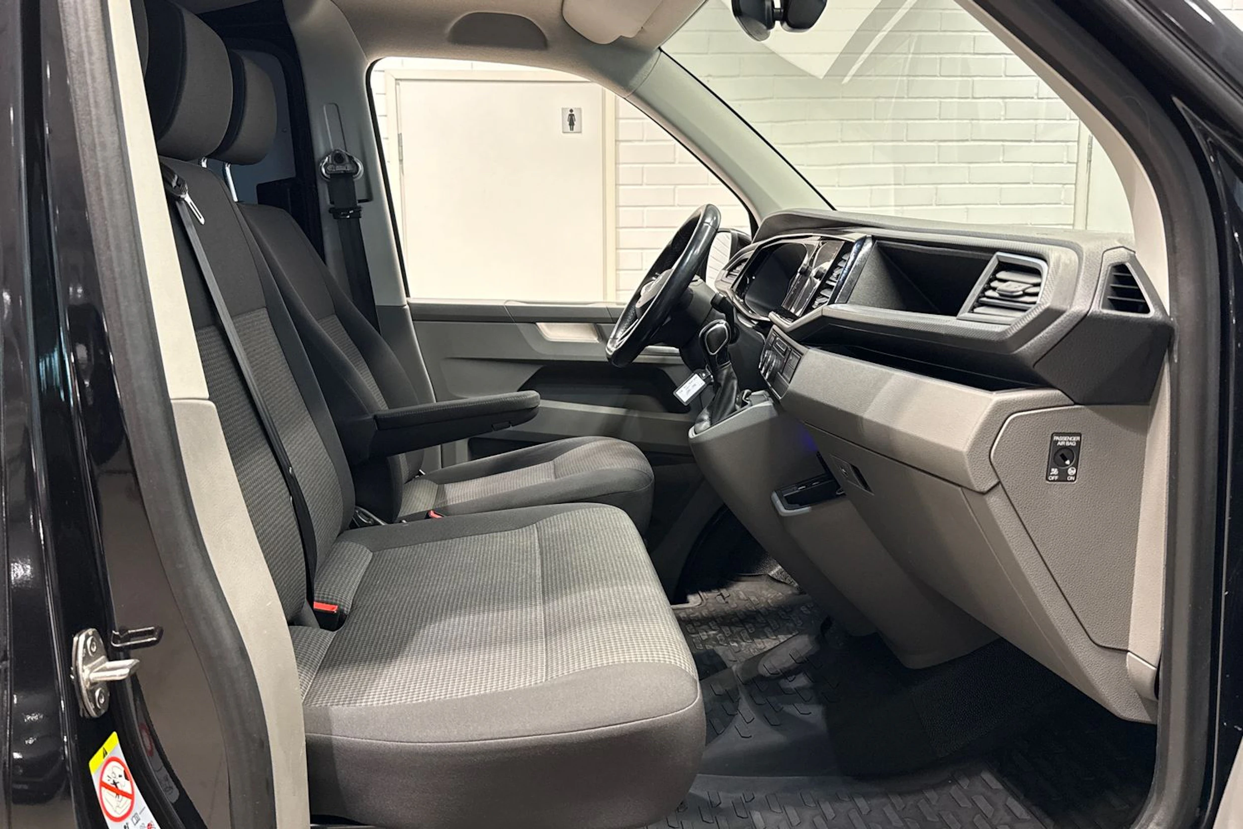 Musta Volkswagen TRANSPORTER 2020 kuva 13.