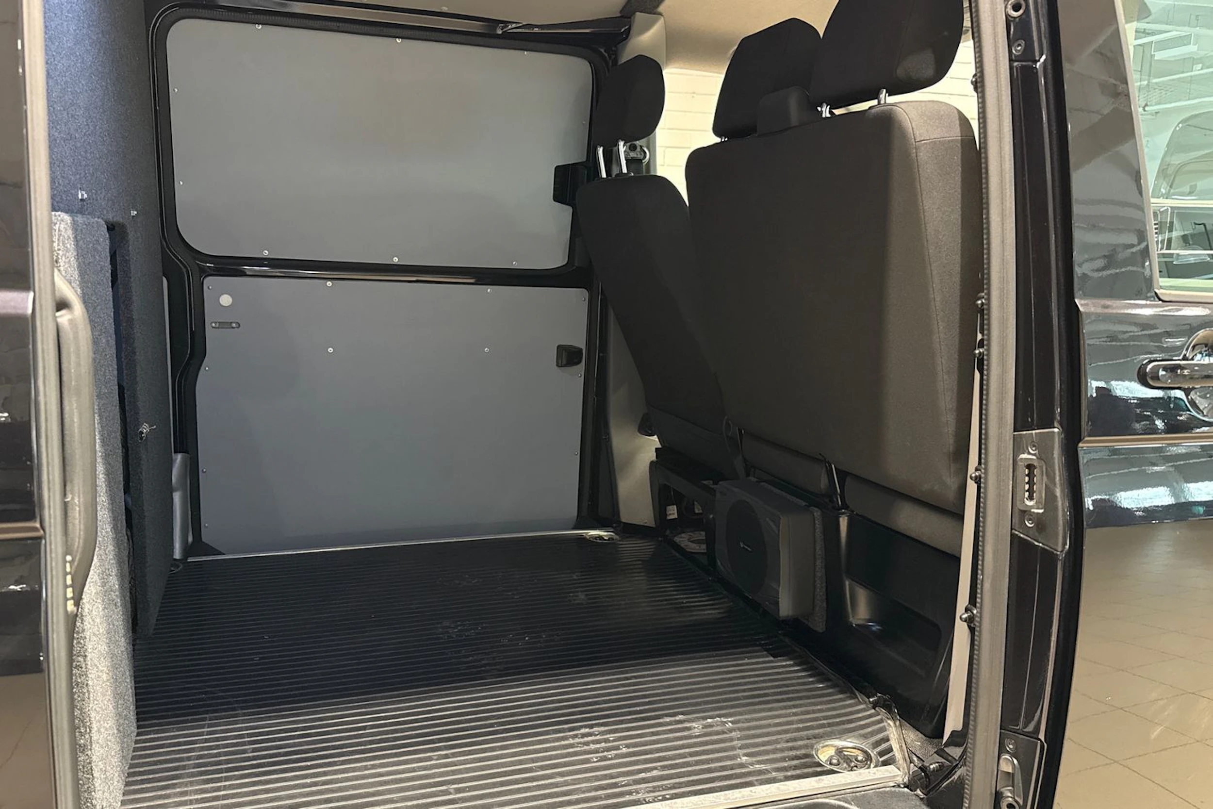 Musta Volkswagen TRANSPORTER 2020 kuva 15.