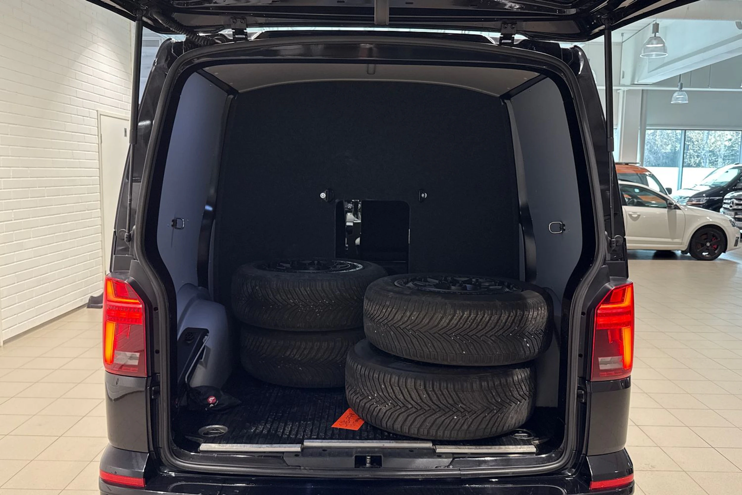 Musta Volkswagen TRANSPORTER 2020 kuva 17.