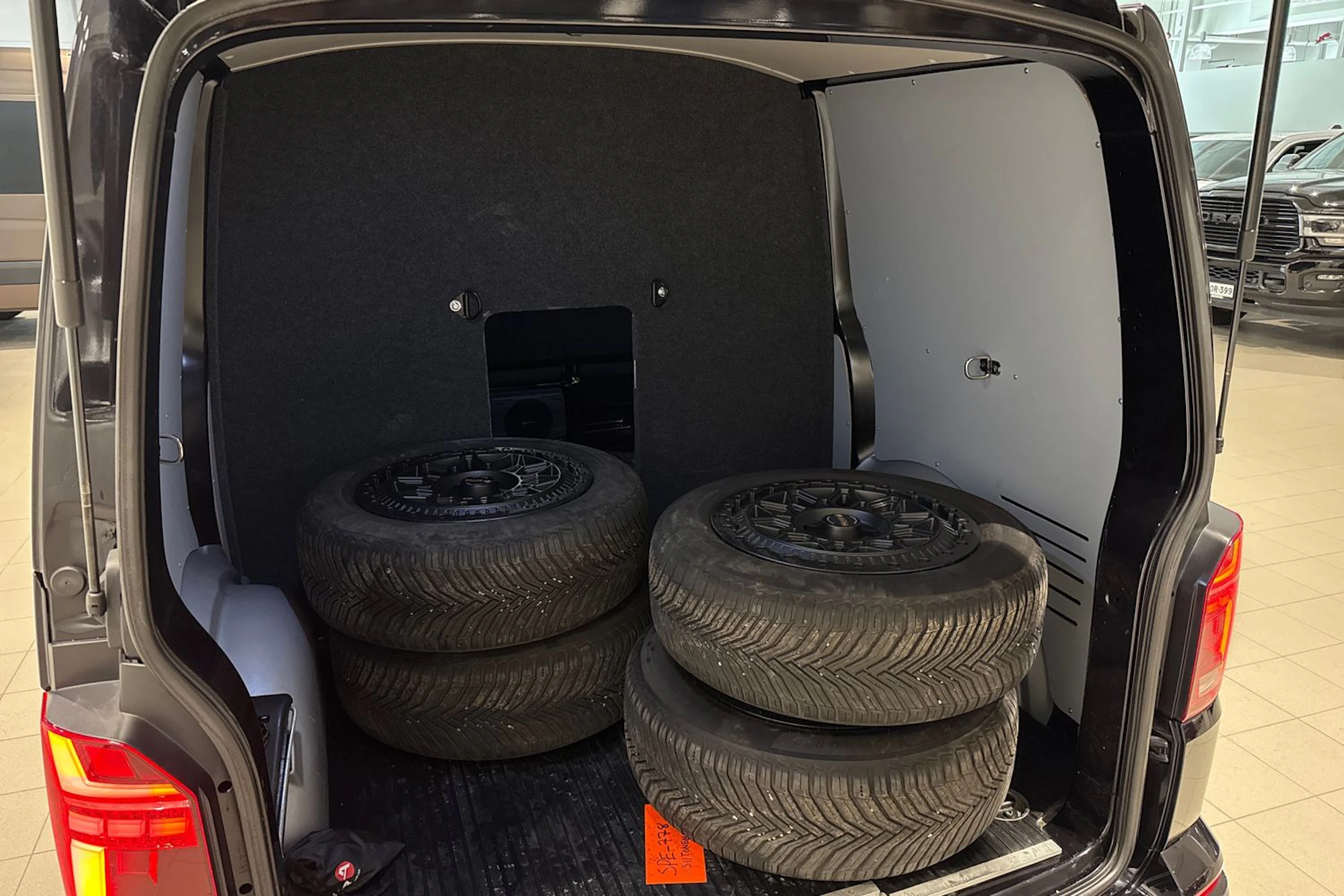Musta Volkswagen TRANSPORTER 2020 kuva 18.