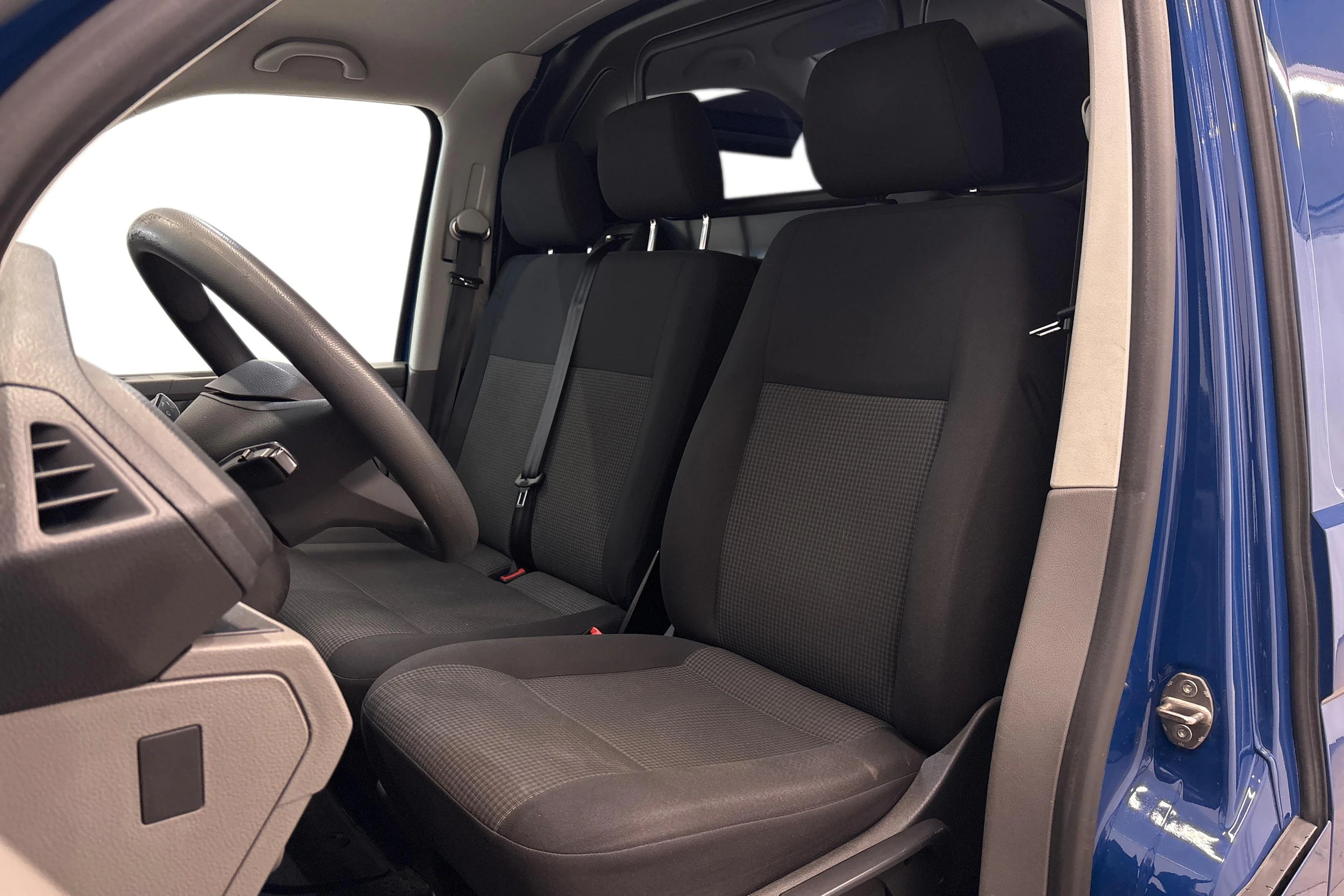 sininen Volkswagen Transporter 2020 kuva 7.