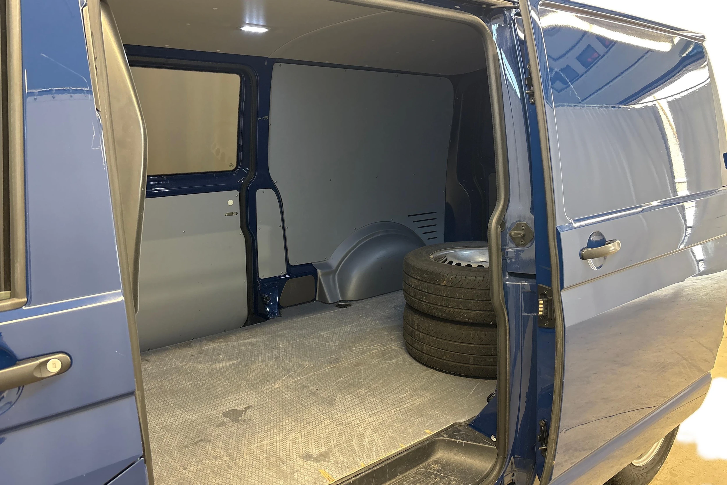 sininen Volkswagen Transporter 2020 kuva 9.