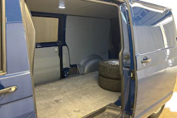 sininen Volkswagen Transporter 2020 kuva 9.
