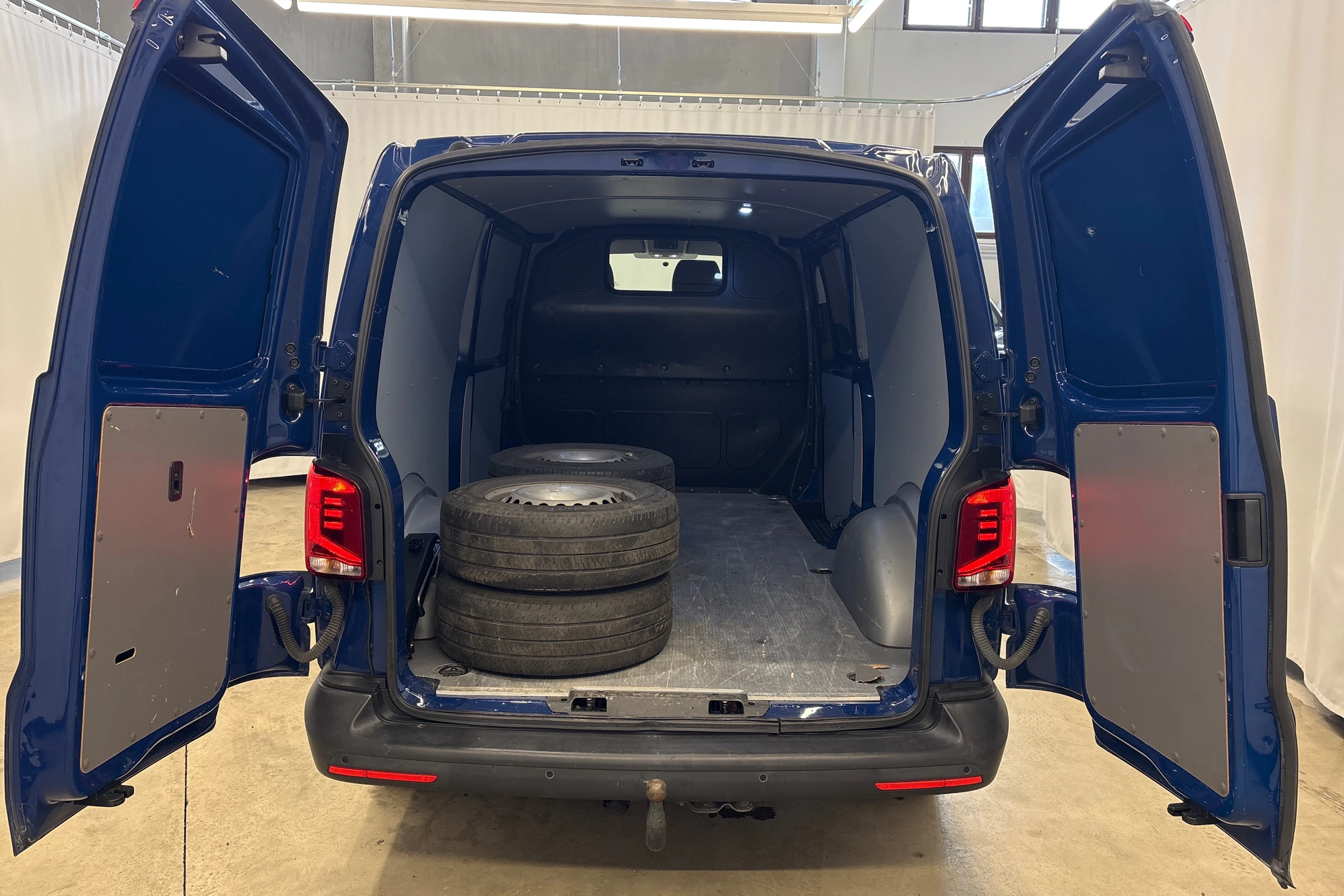 sininen Volkswagen Transporter 2020 kuva 10.