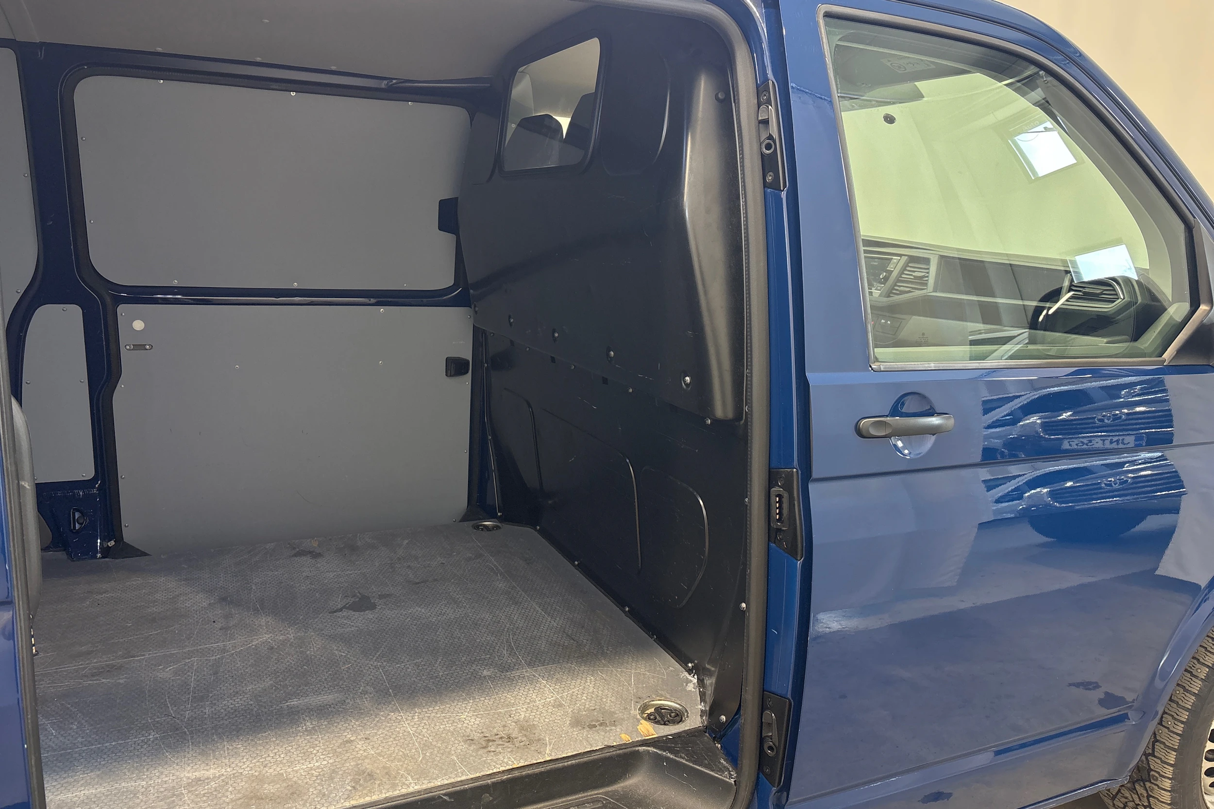sininen Volkswagen Transporter 2020 kuva 12.