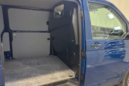 sininen Volkswagen Transporter 2020 kuva 12.