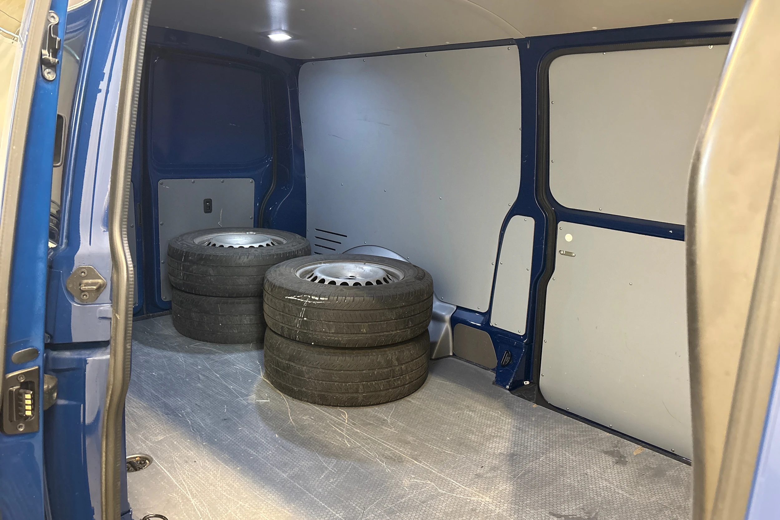 sininen Volkswagen Transporter 2020 kuva 13.