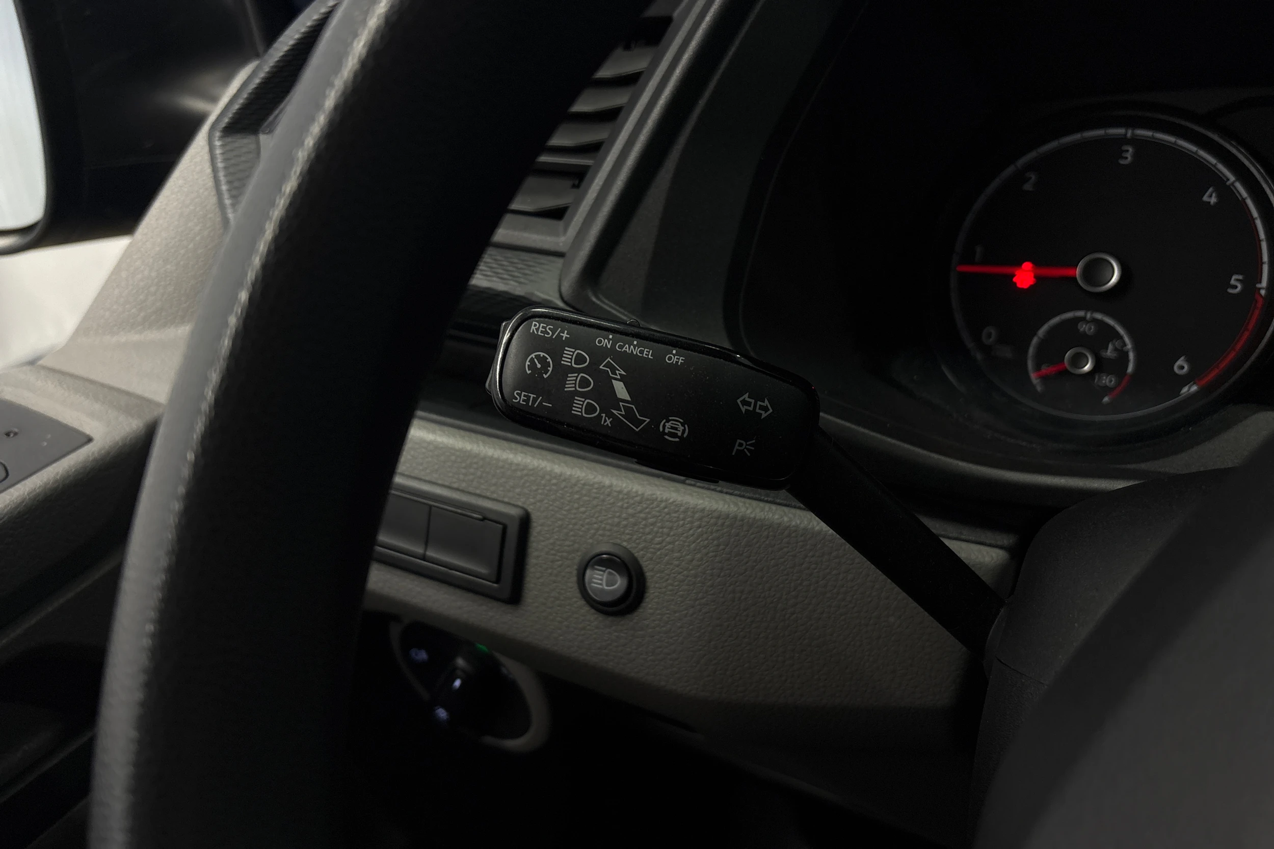 sininen Volkswagen Transporter 2020 kuva 14.