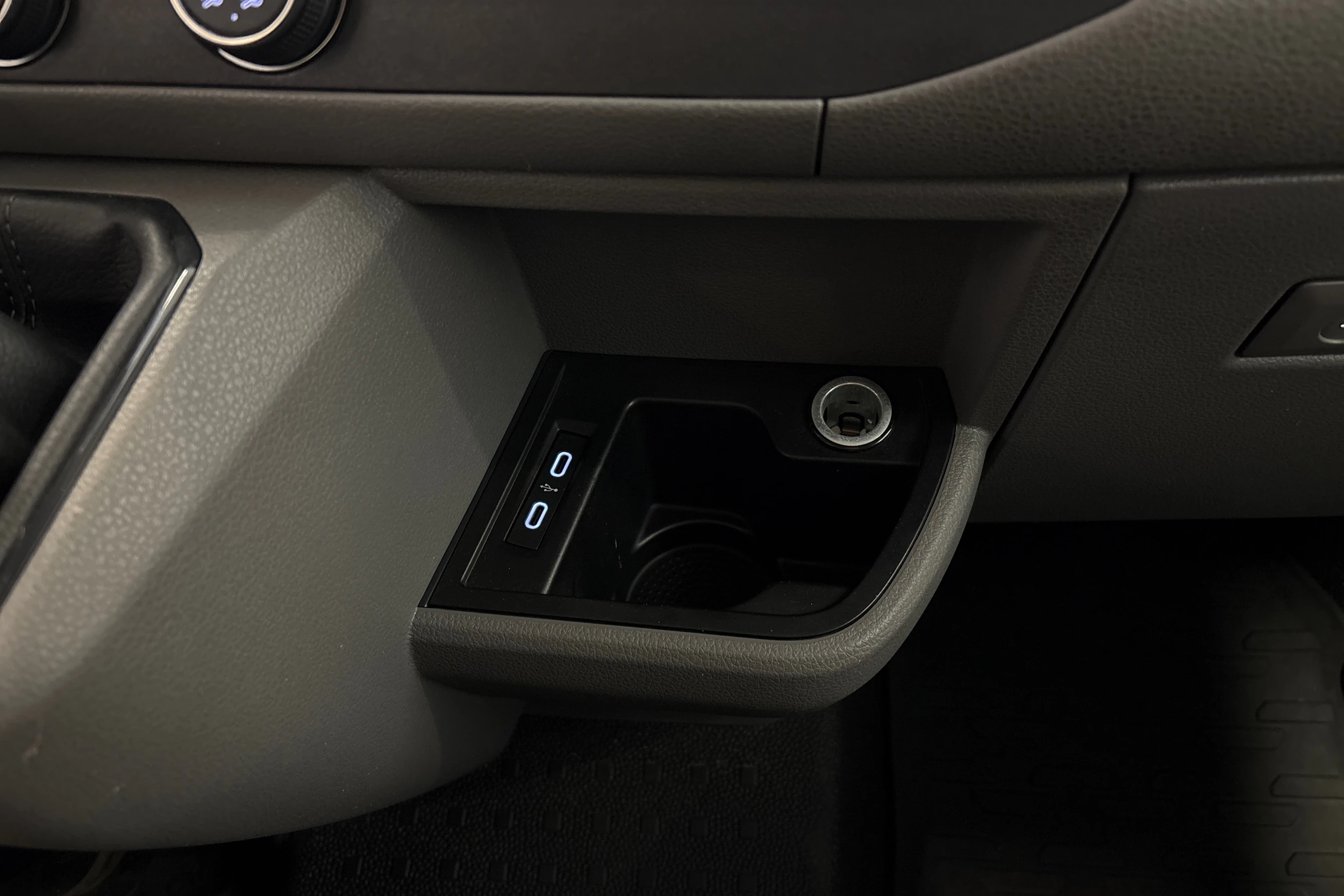 sininen Volkswagen Transporter 2020 kuva 20.