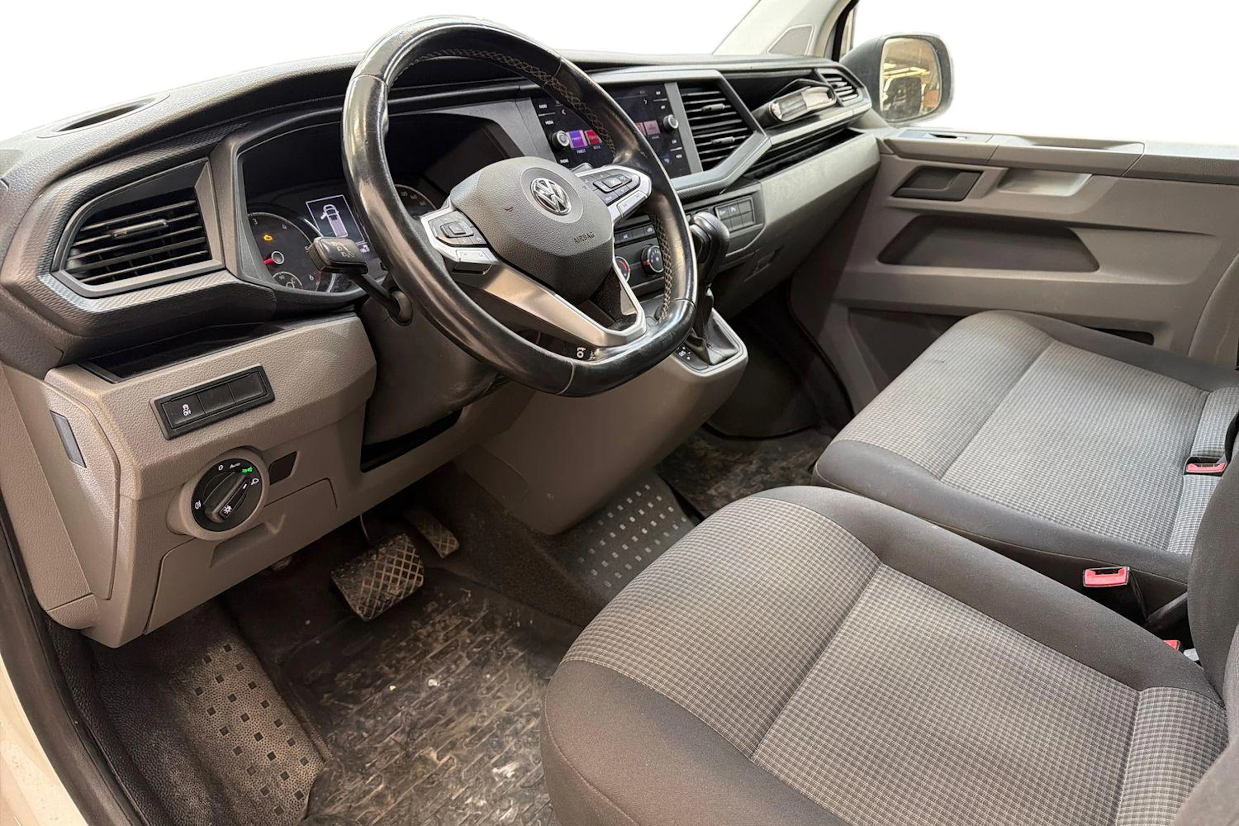 valkoinen Volkswagen Transporter 2020 kuva 3.