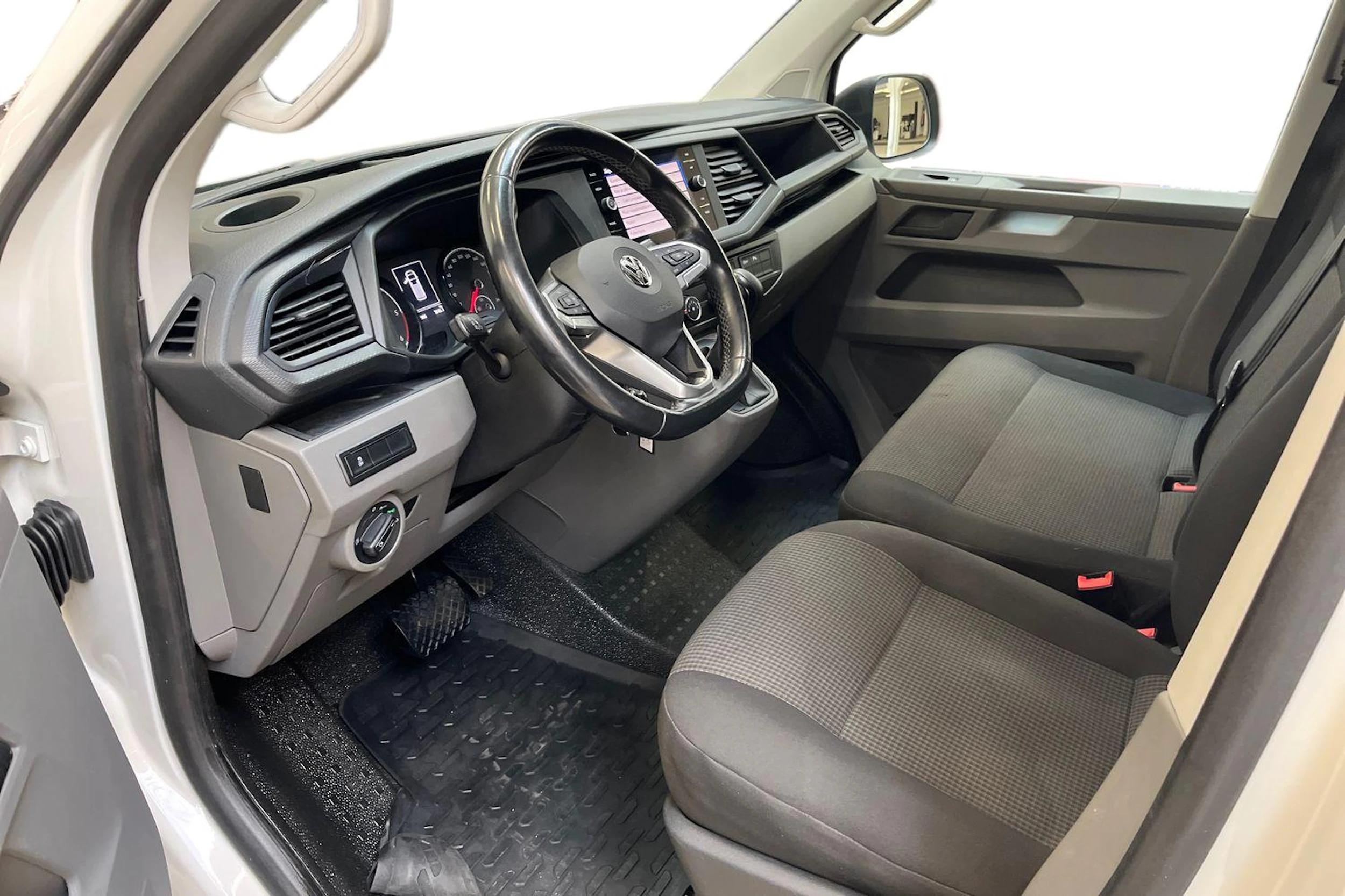 valkoinen Volkswagen Transporter 2020 kuva 8.