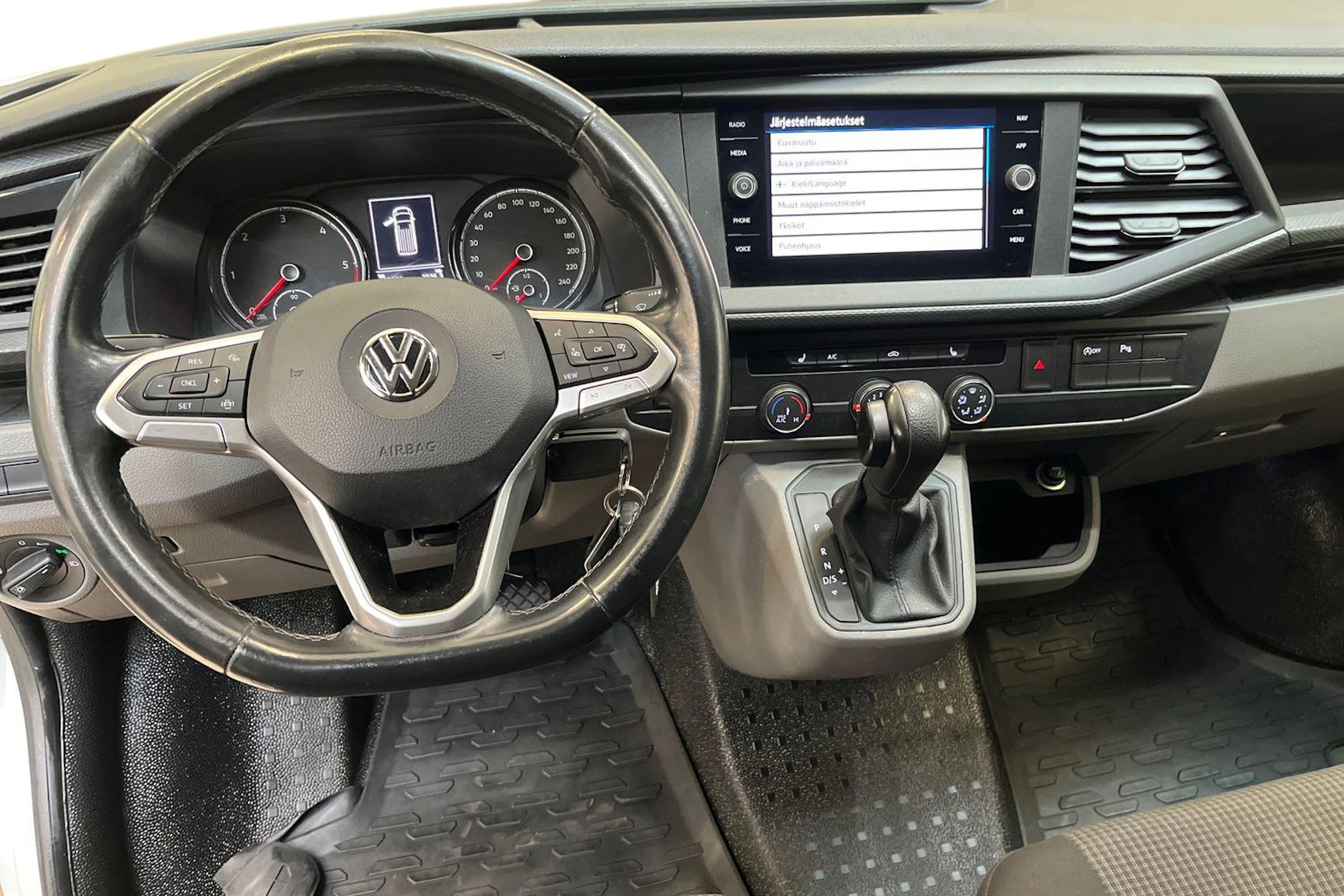 valkoinen Volkswagen Transporter 2020 kuva 9.