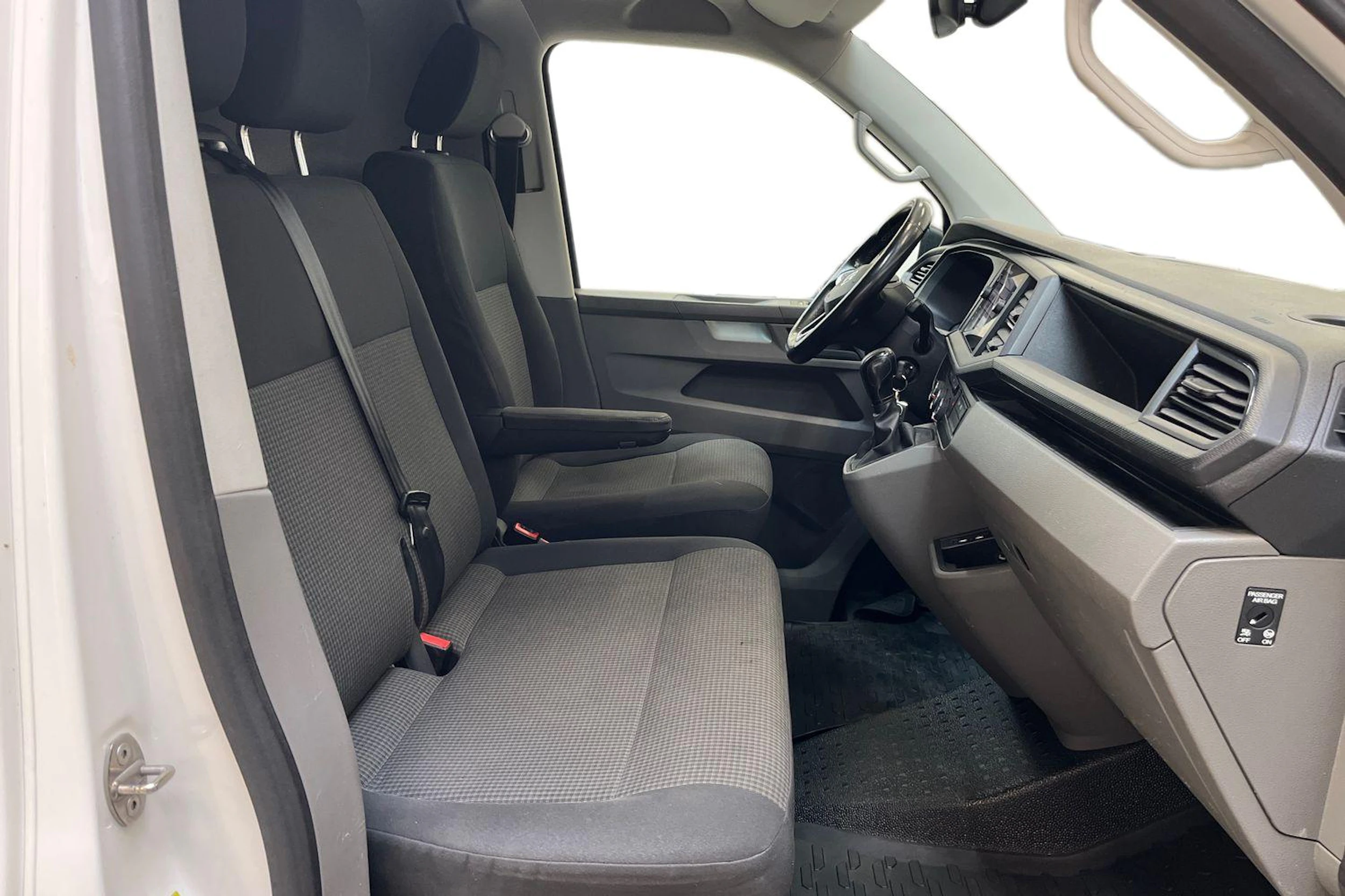 valkoinen Volkswagen Transporter 2020 kuva 11.