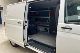 valkoinen Volkswagen Transporter 2020 kuva 13.