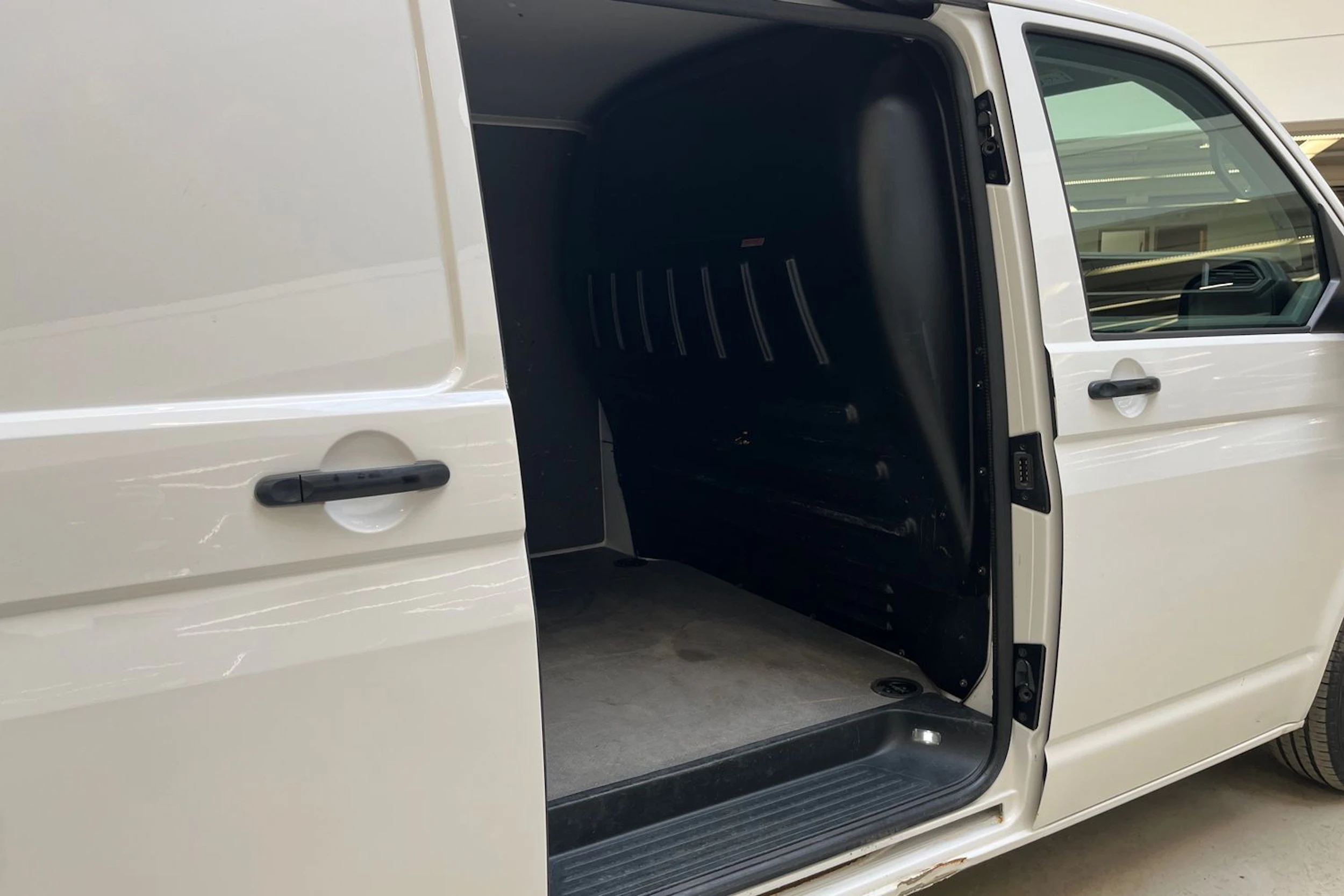 valkoinen Volkswagen Transporter 2020 kuva 15.