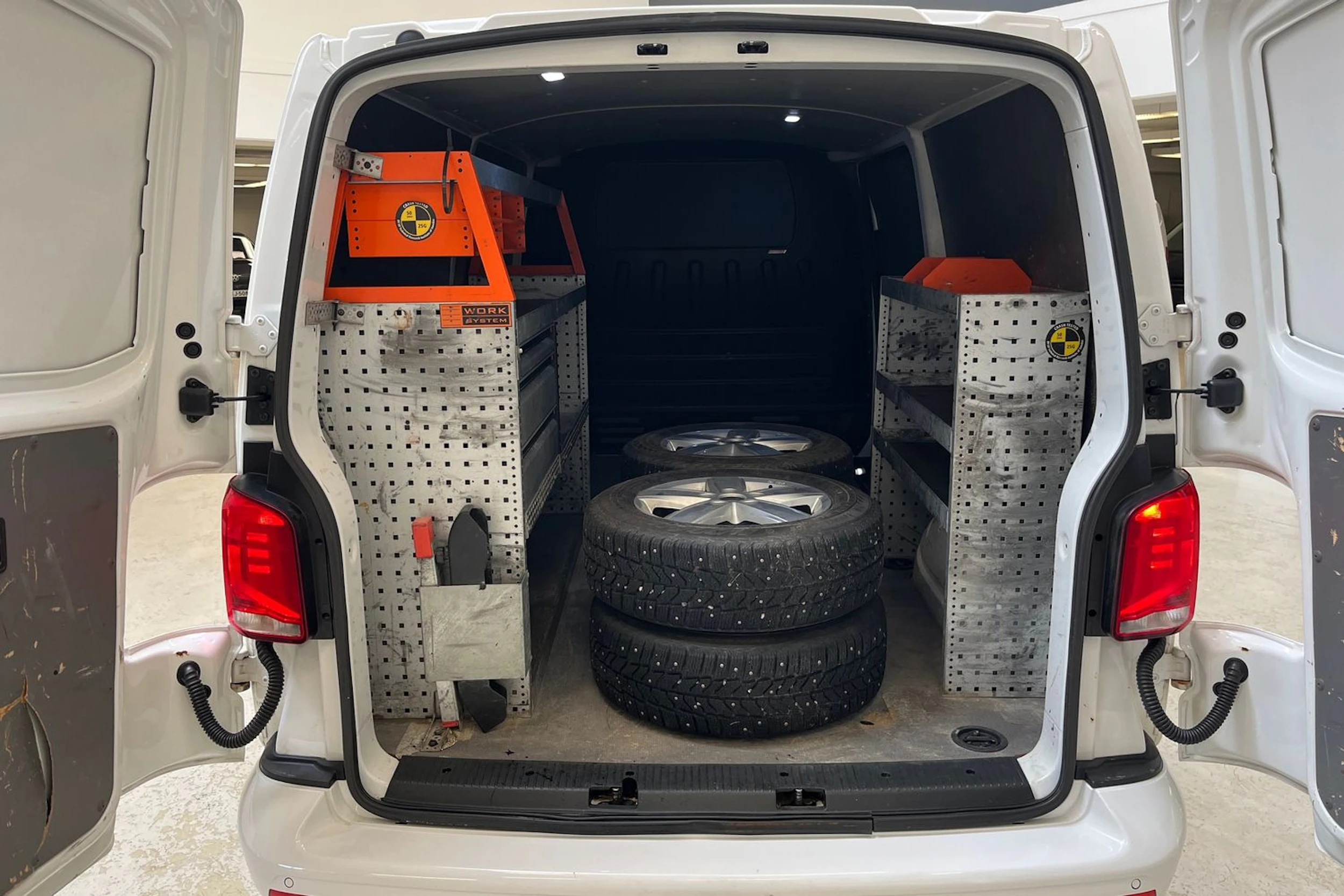 valkoinen Volkswagen Transporter 2020 kuva 16.