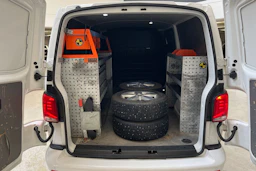 valkoinen Volkswagen Transporter 2020 kuva 16.
