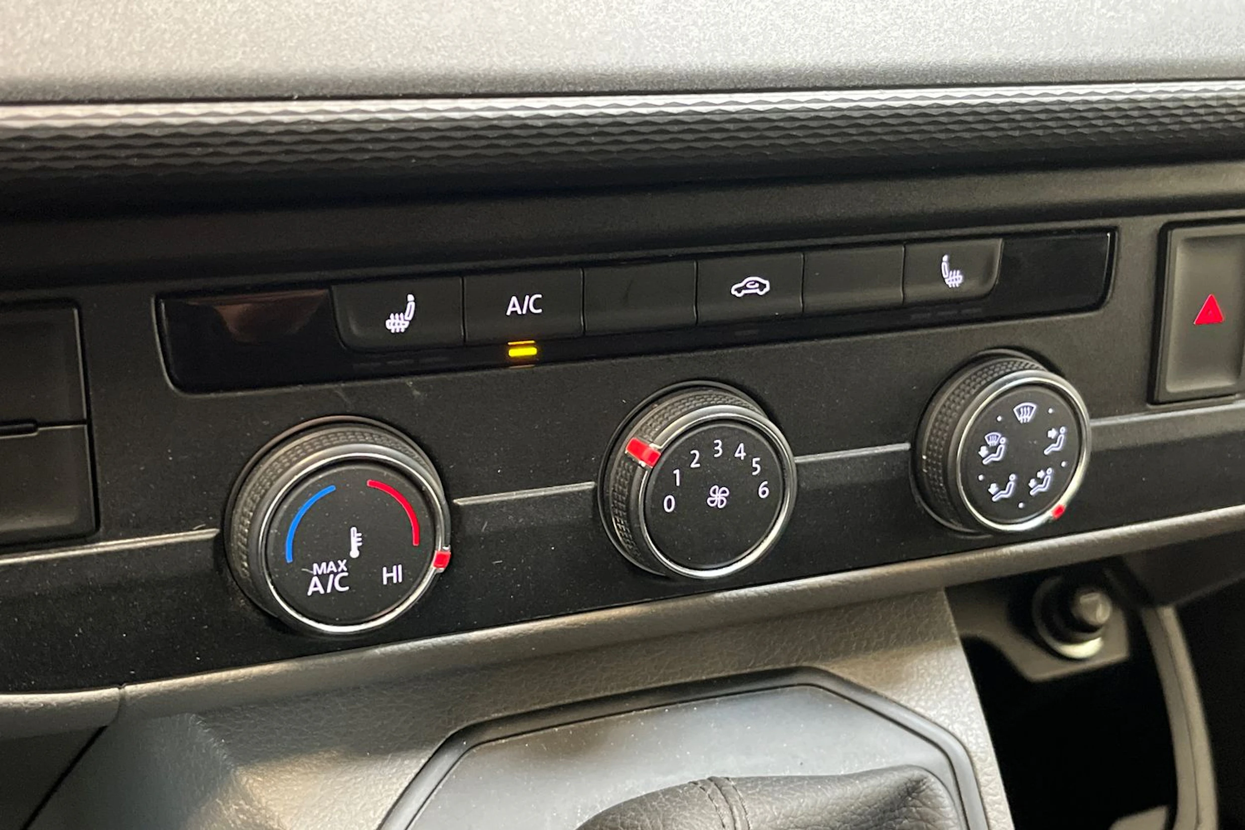 valkoinen Volkswagen Transporter 2020 kuva 21.