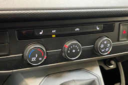 valkoinen Volkswagen Transporter 2020 kuva 21.