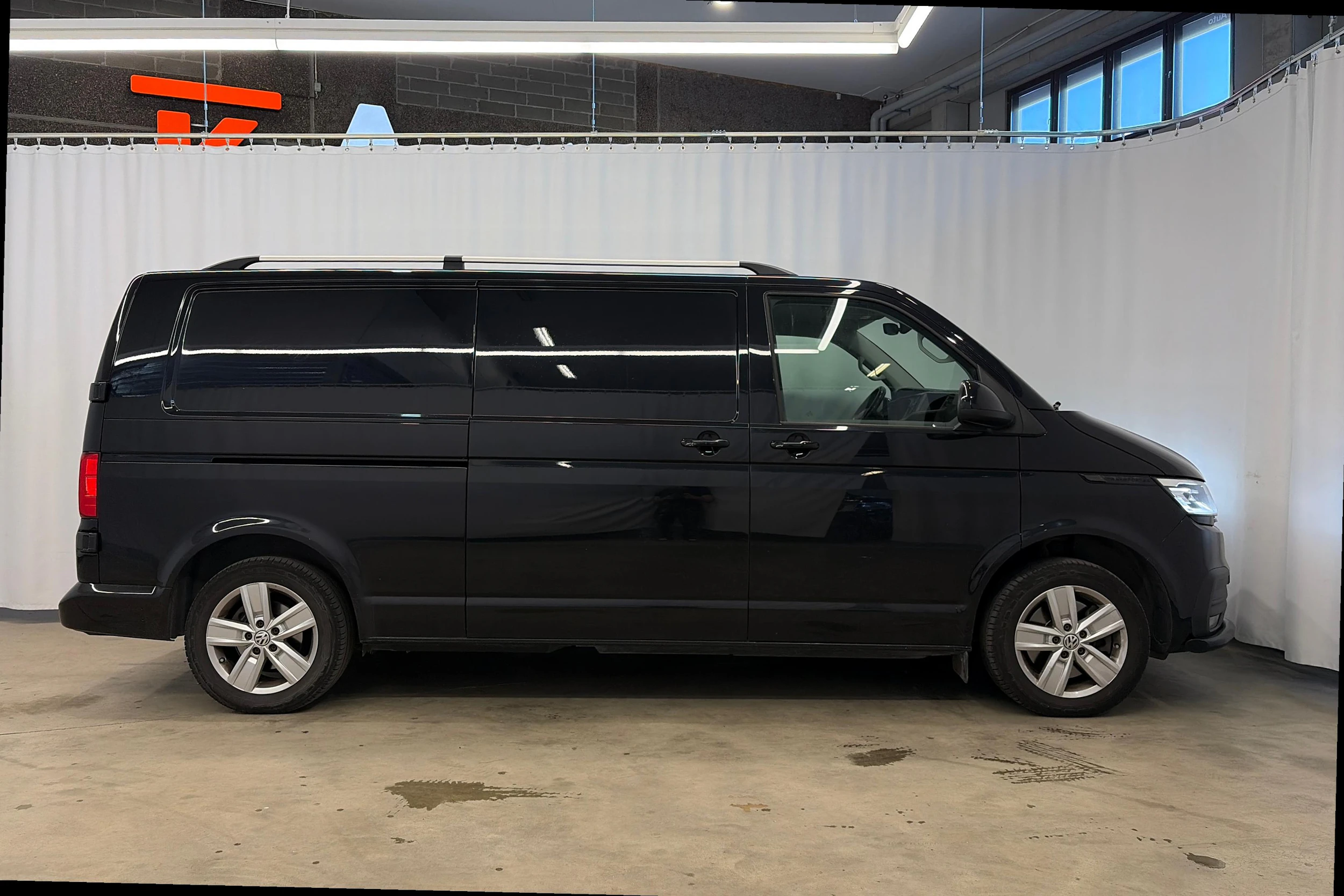 musta Volkswagen Transporter 2020 kuva 3.
