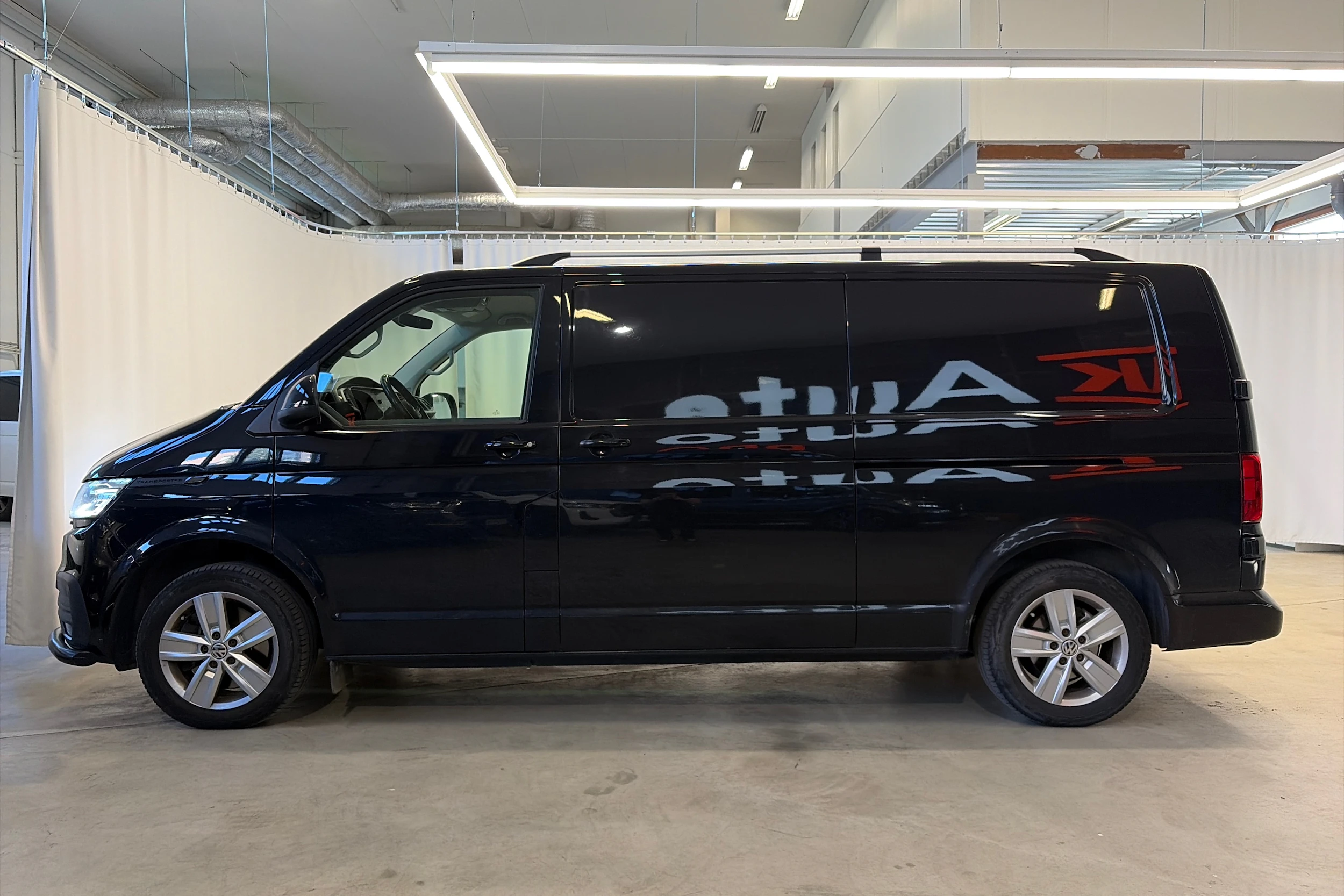 musta Volkswagen Transporter 2020 kuva 4.