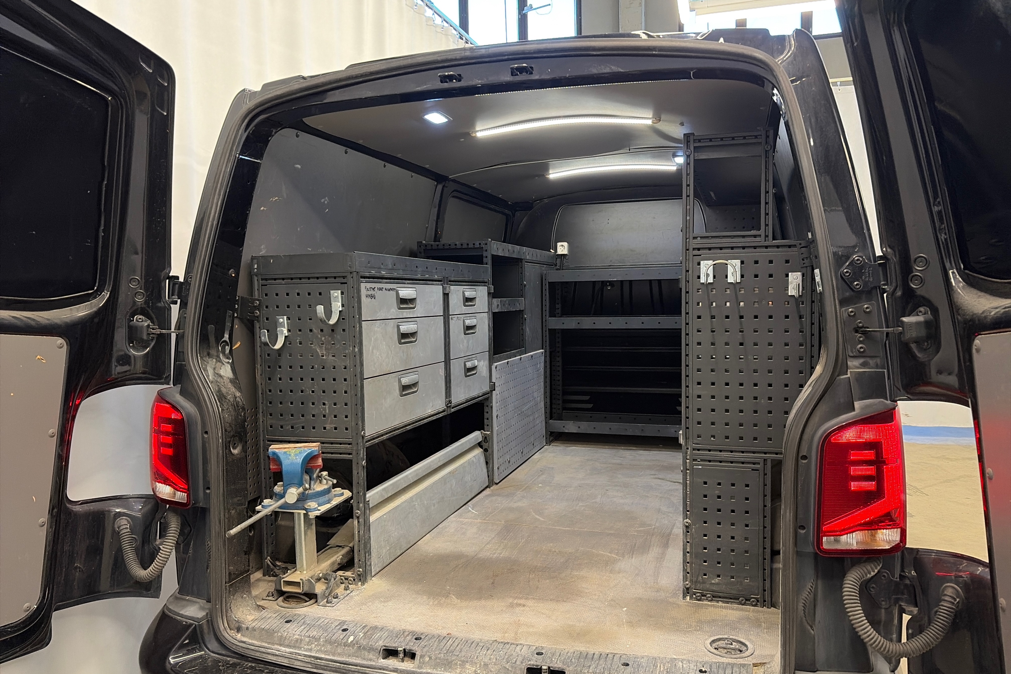 Volkswagen Transporter 2020, photo 5/12