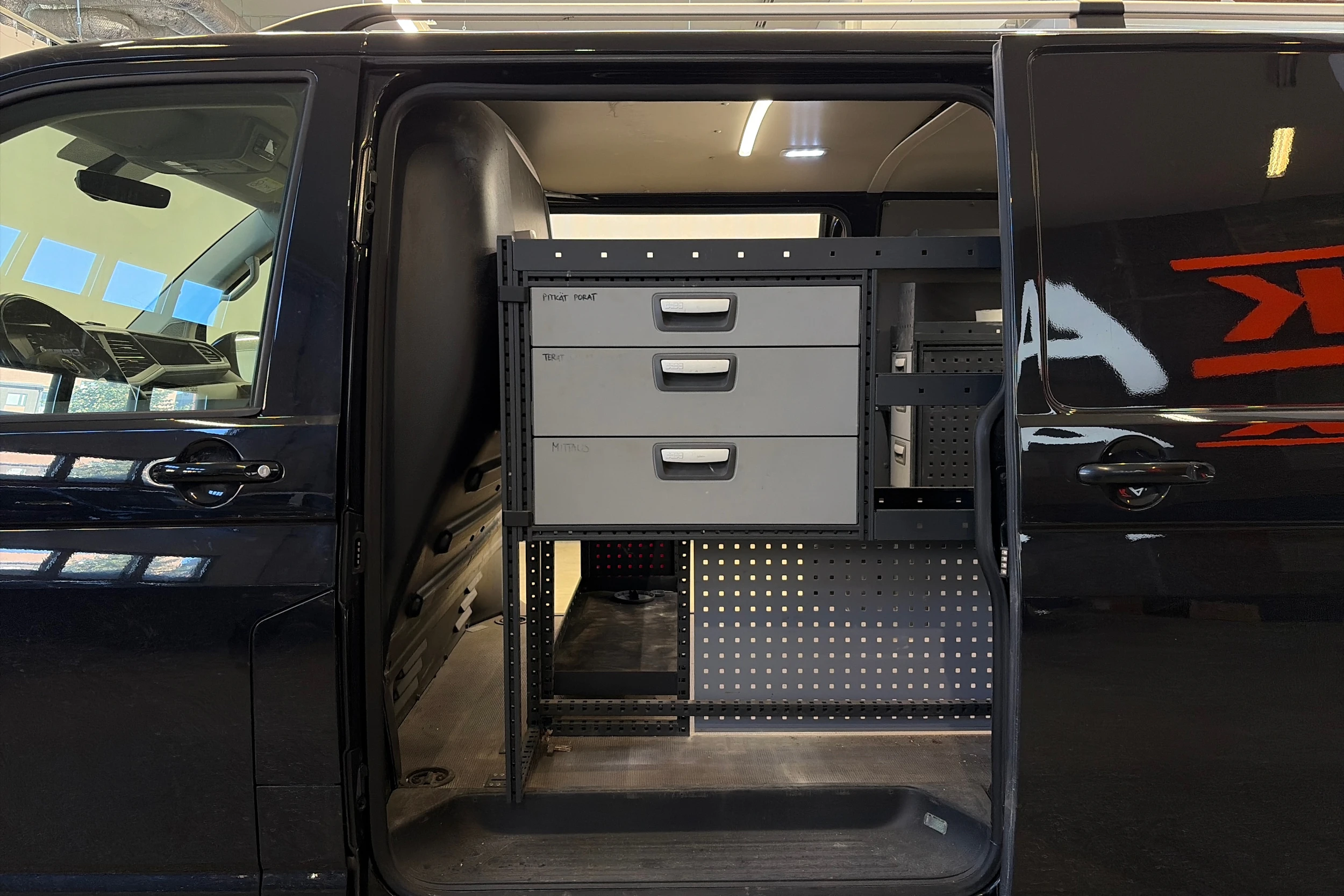 musta Volkswagen Transporter 2020 kuva 8.