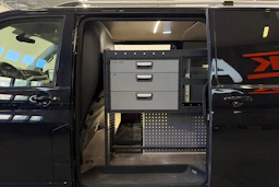 musta Volkswagen Transporter 2020 kuva 8.