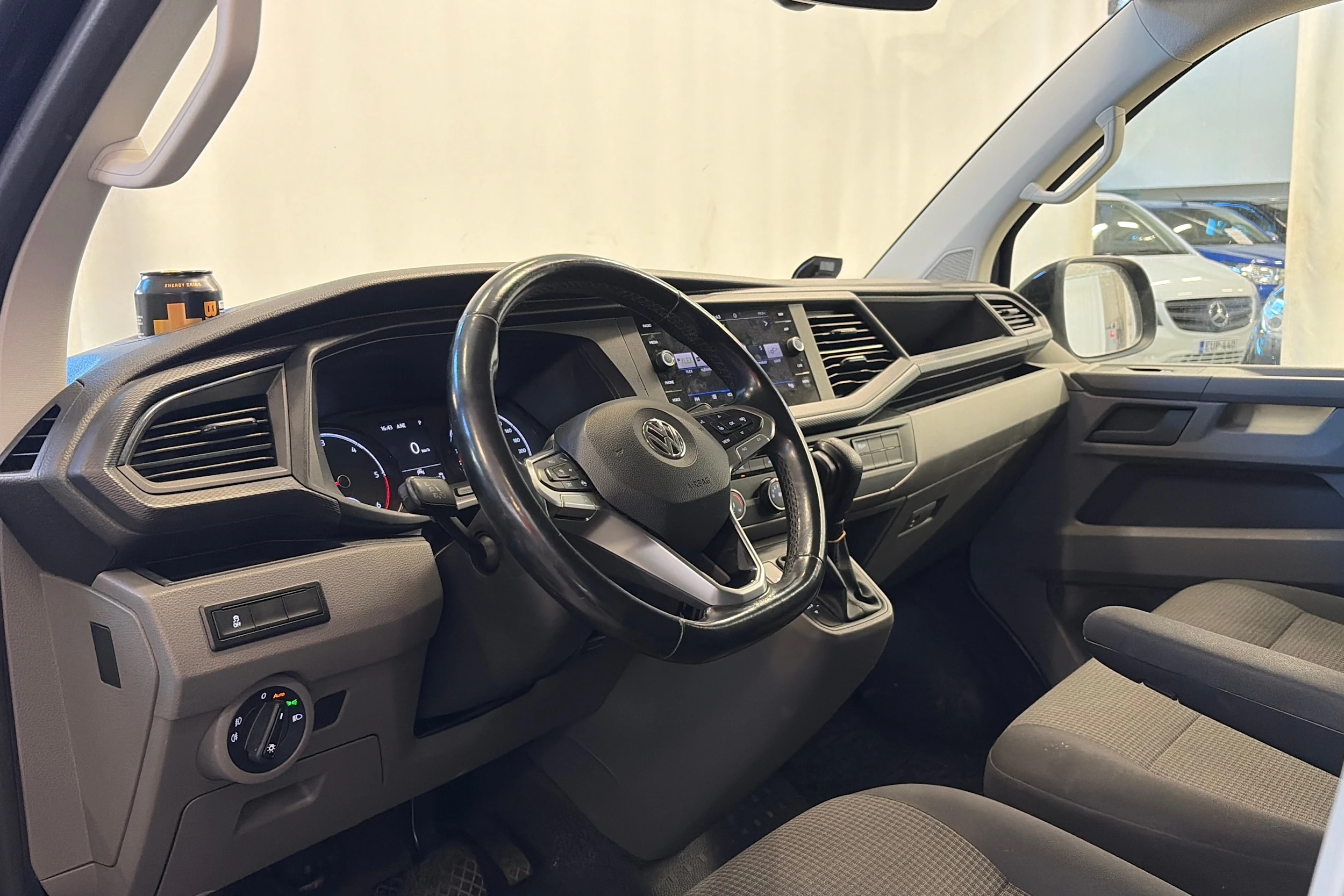 musta Volkswagen Transporter 2020 kuva 10.
