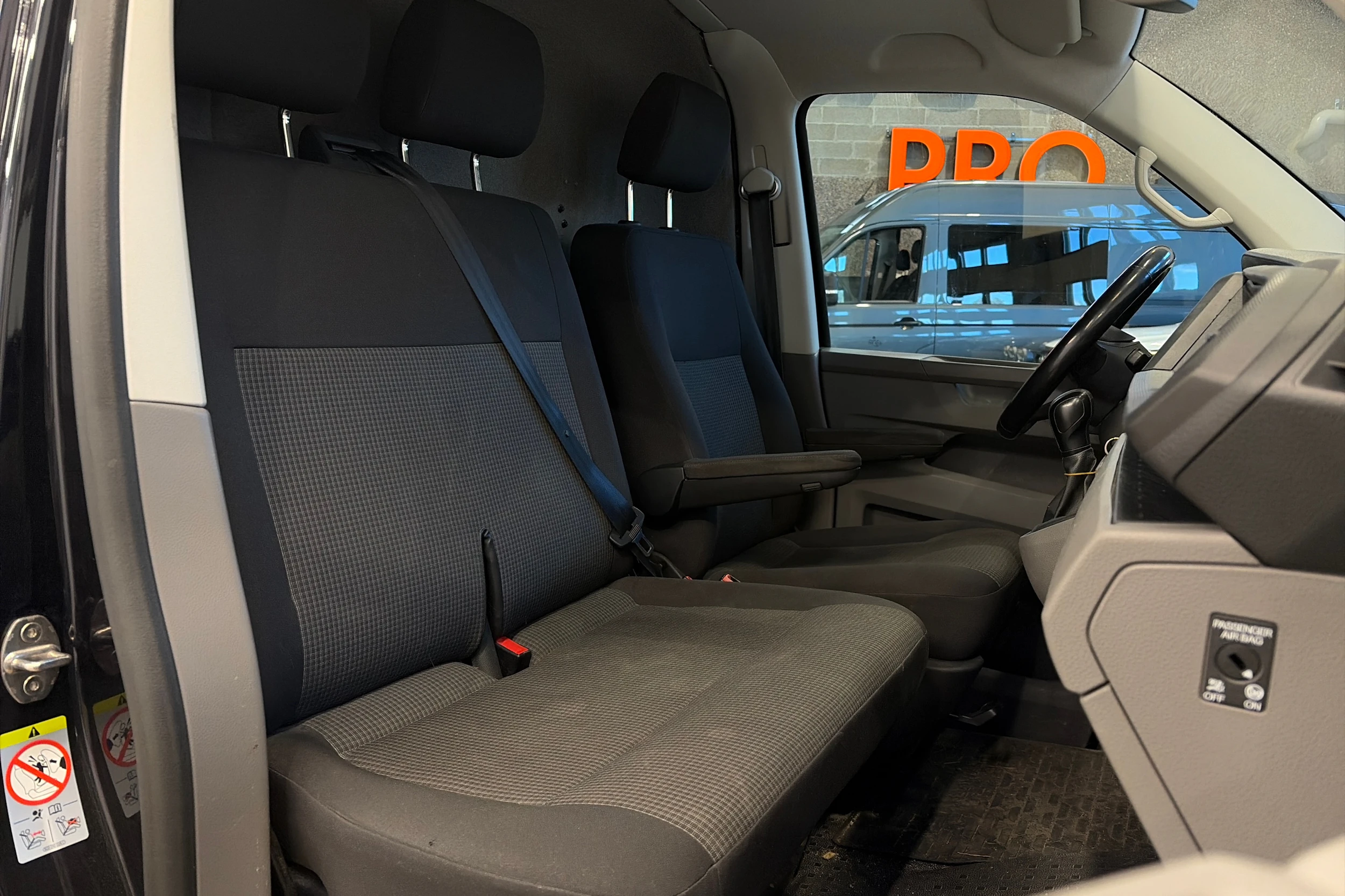 musta Volkswagen Transporter 2020 kuva 11.