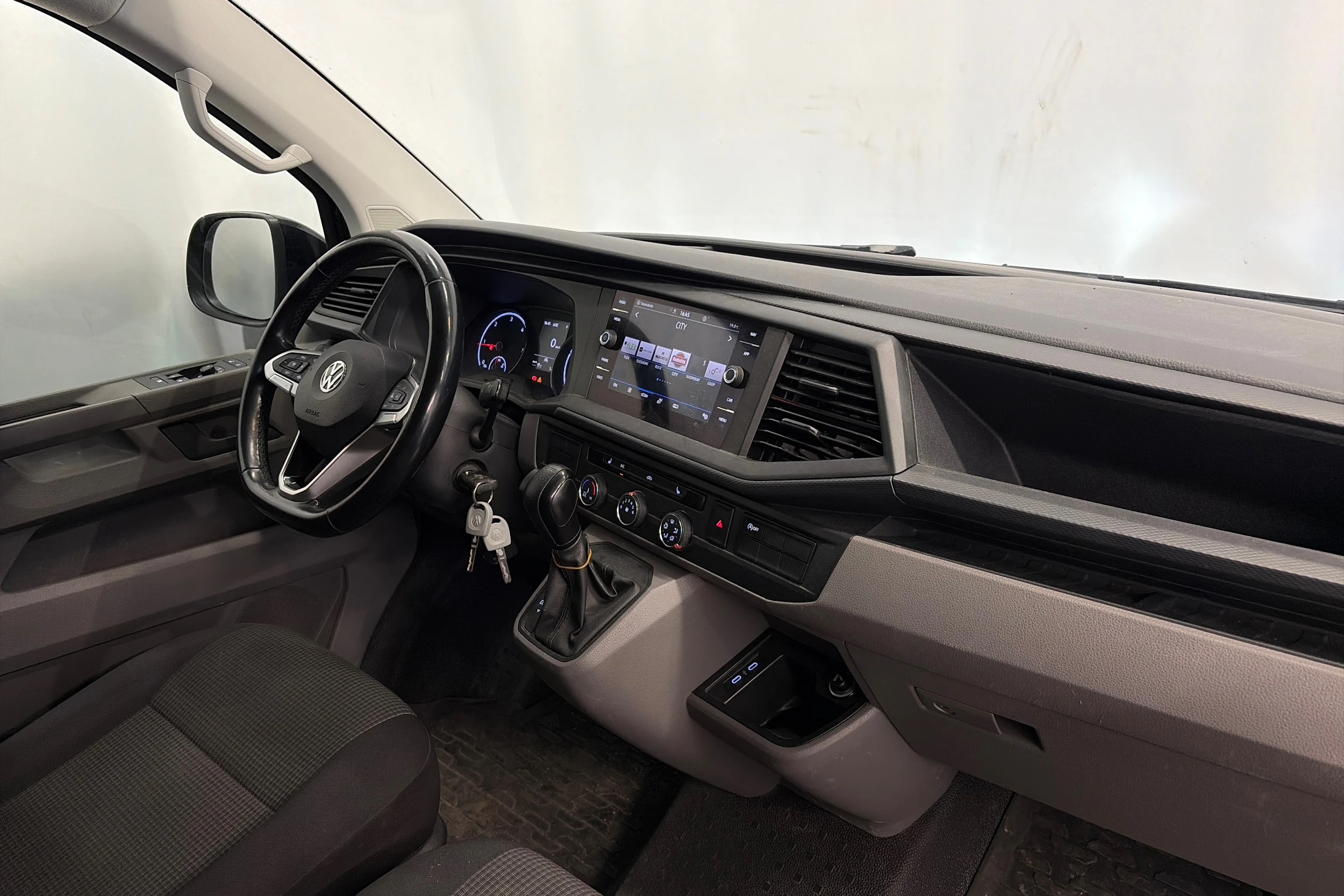 musta Volkswagen Transporter 2020 kuva 12.
