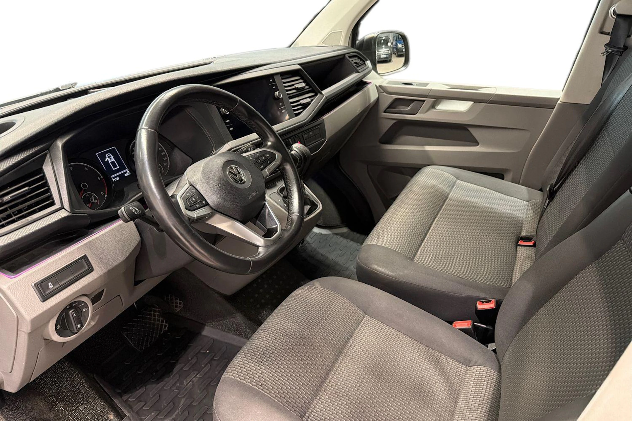 ruskea (beige) Volkswagen Transporter 2020 kuva 8.