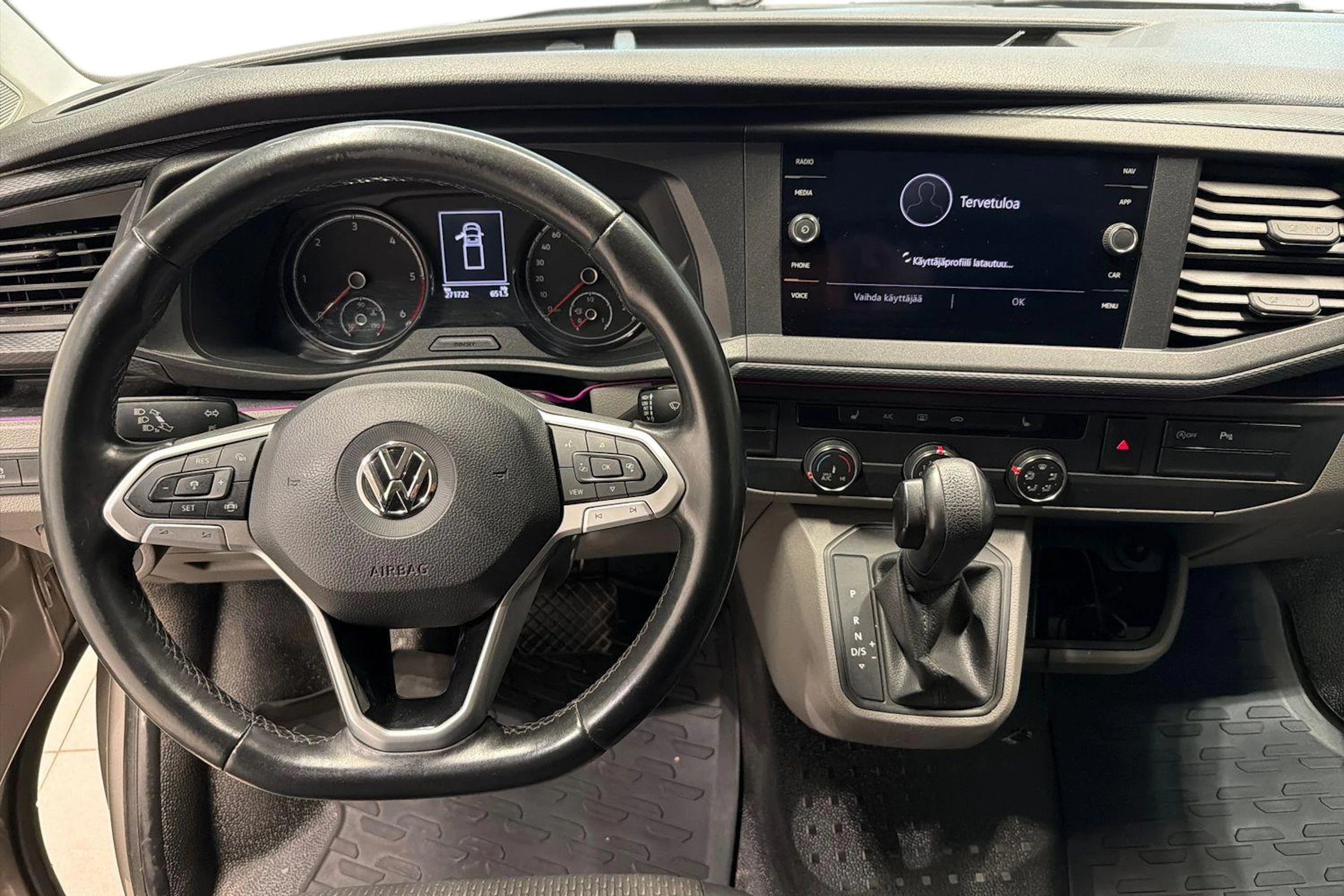 ruskea (beige) Volkswagen Transporter 2020 kuva 9.