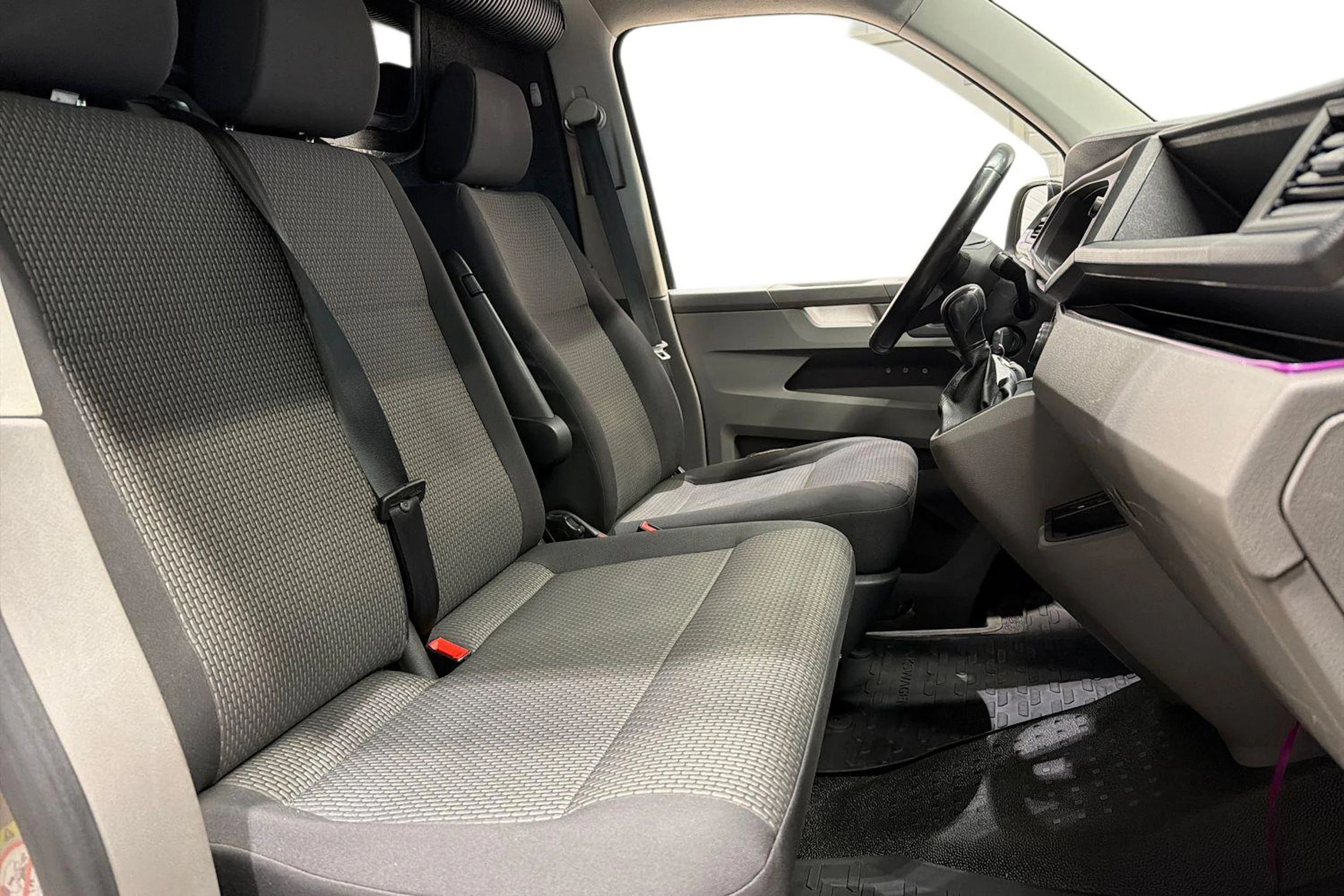 ruskea (beige) Volkswagen Transporter 2020 kuva 11.