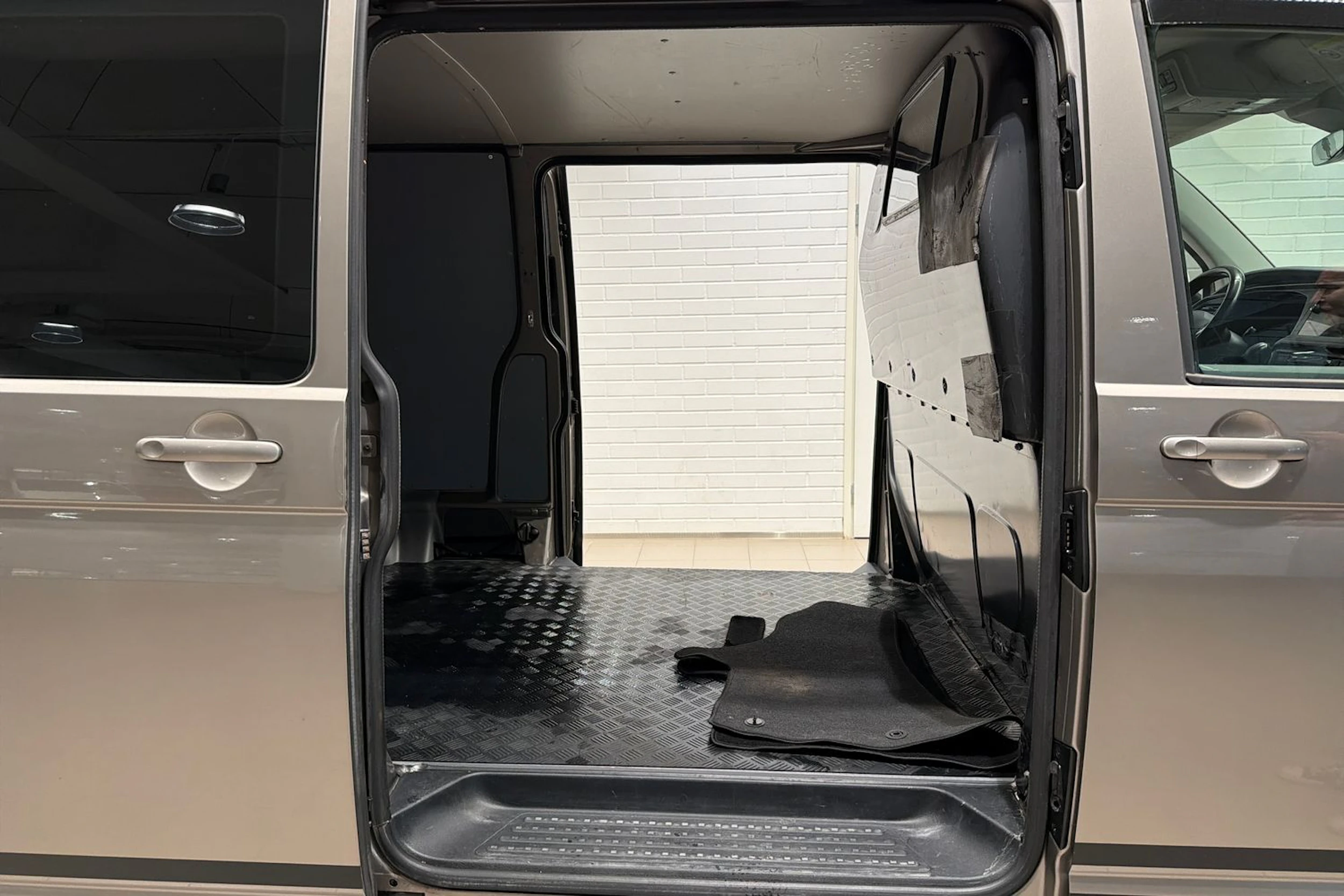 ruskea (beige) Volkswagen Transporter 2020 kuva 18.