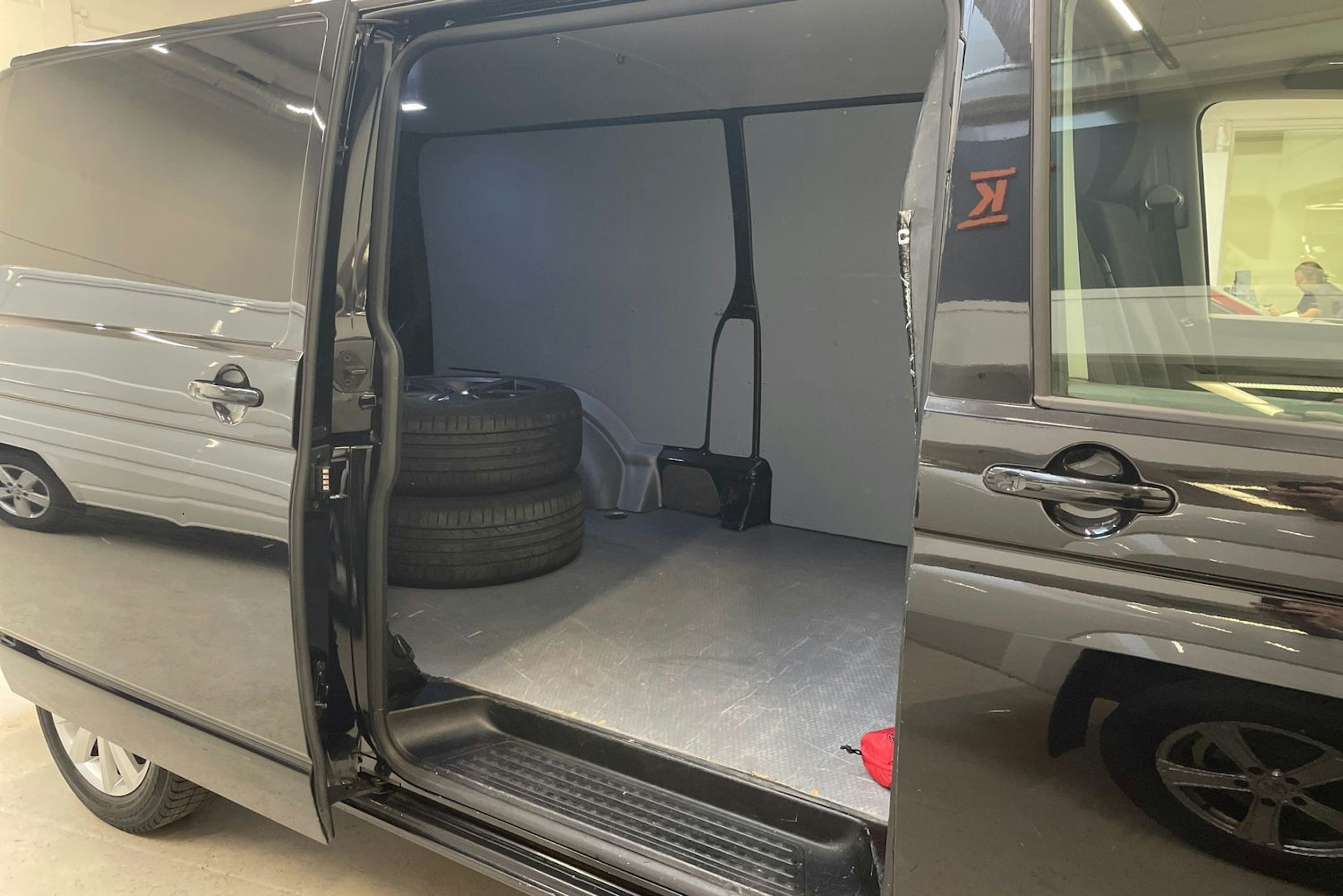 met. musta Volkswagen Transporter 2020 kuva 13.