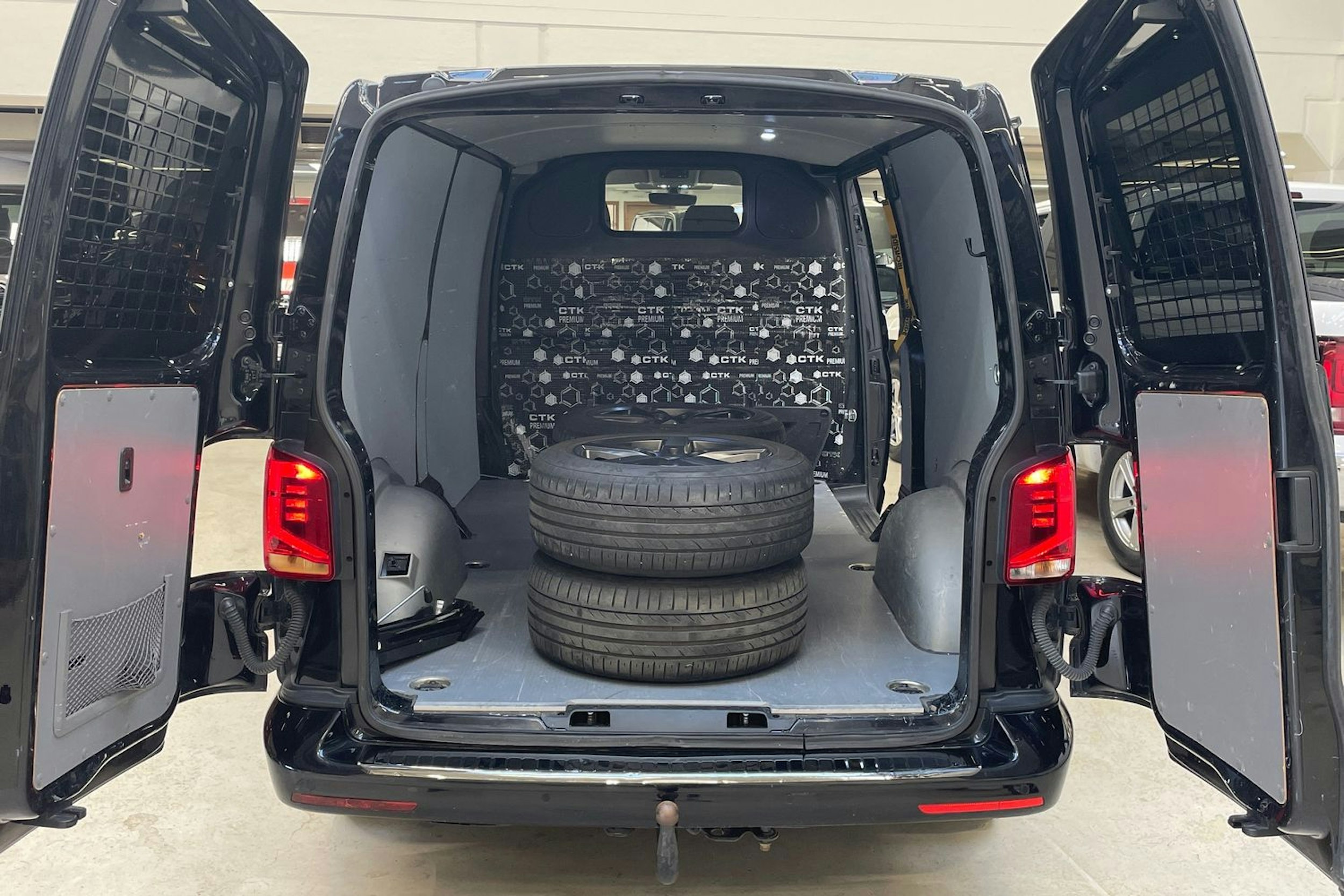 met. musta Volkswagen Transporter 2020 kuva 14.