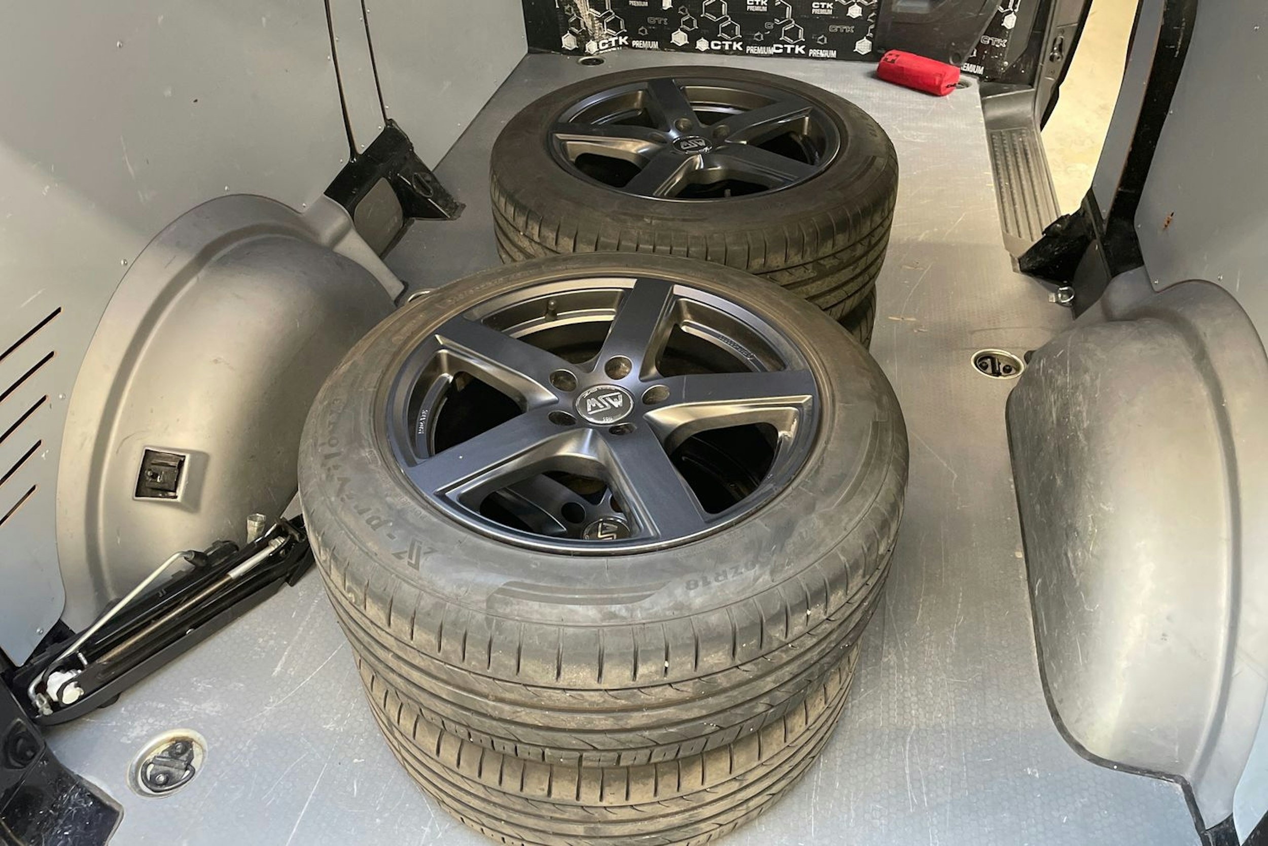 met. musta Volkswagen Transporter 2020 kuva 15.