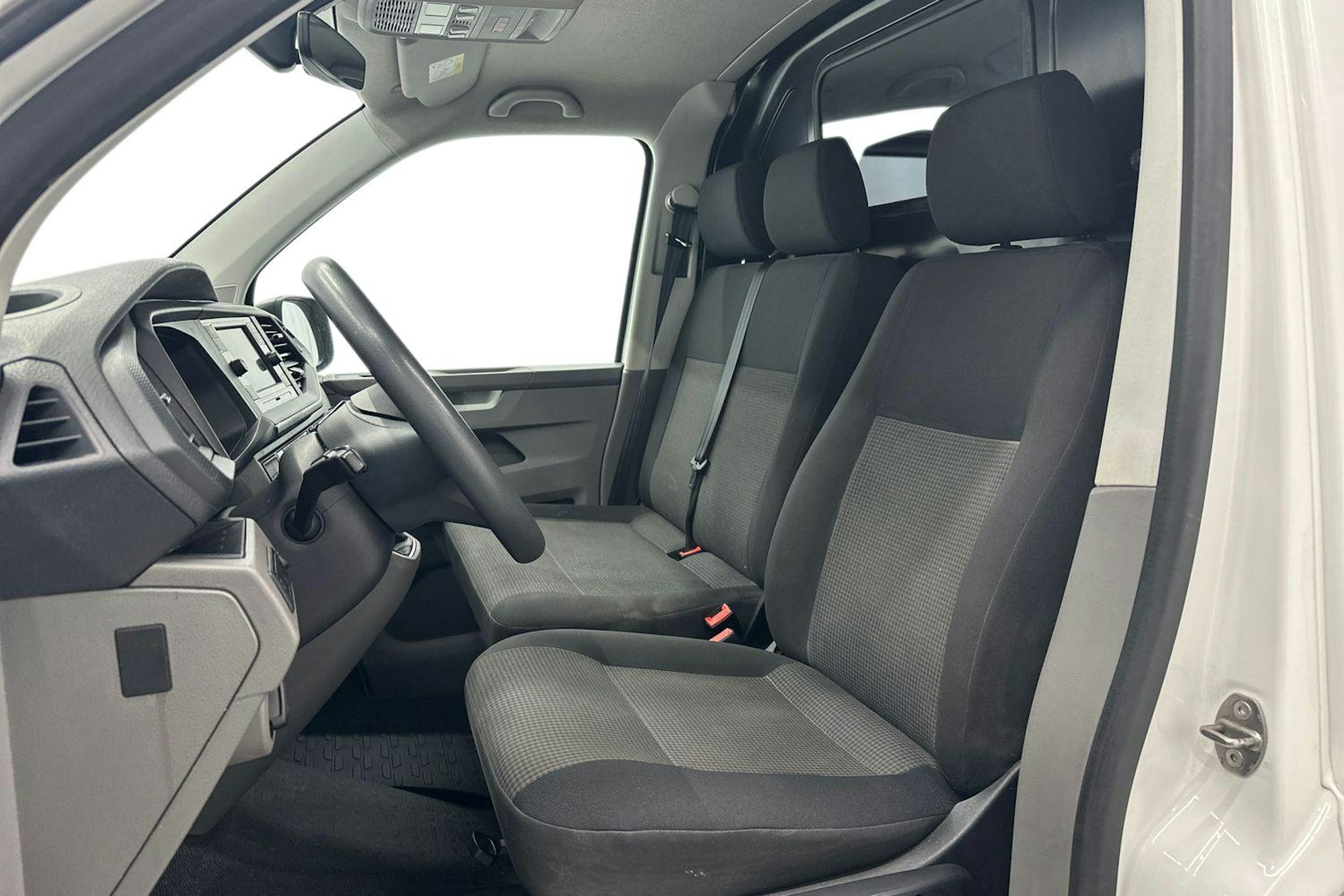 valkoinen Volkswagen Transporter 2020 kuva 8.