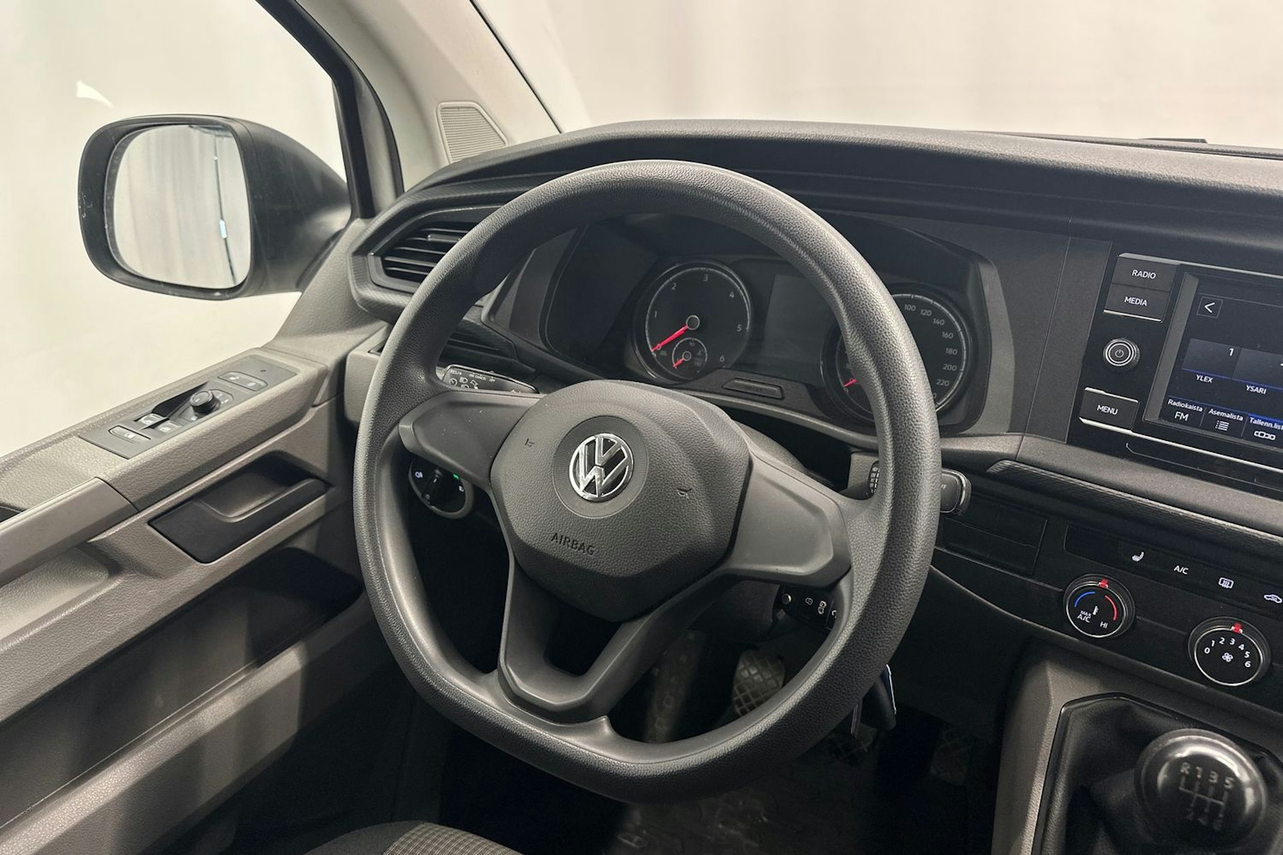 valkoinen Volkswagen Transporter 2020 kuva 10.