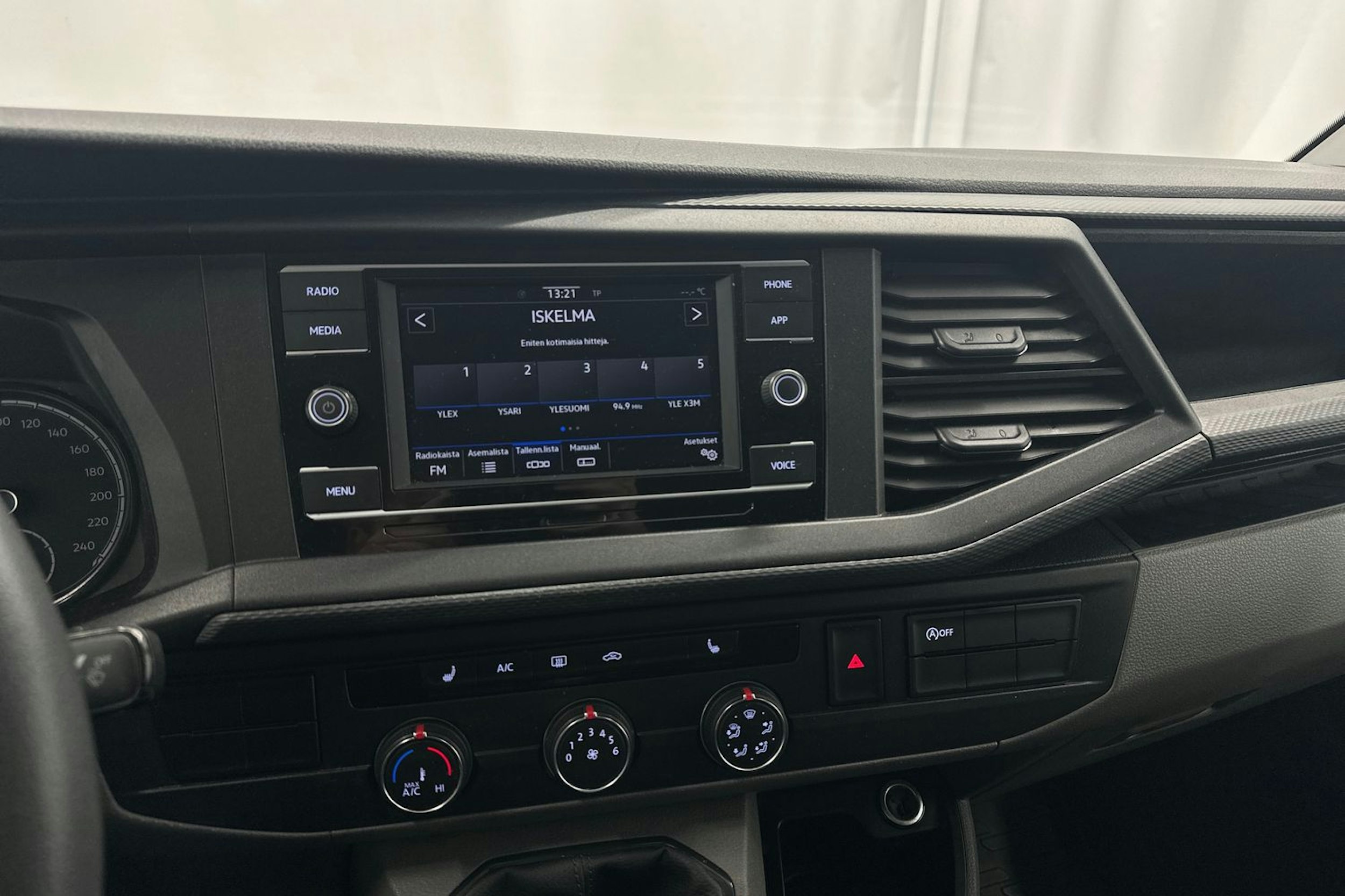 valkoinen Volkswagen Transporter 2020 kuva 12.