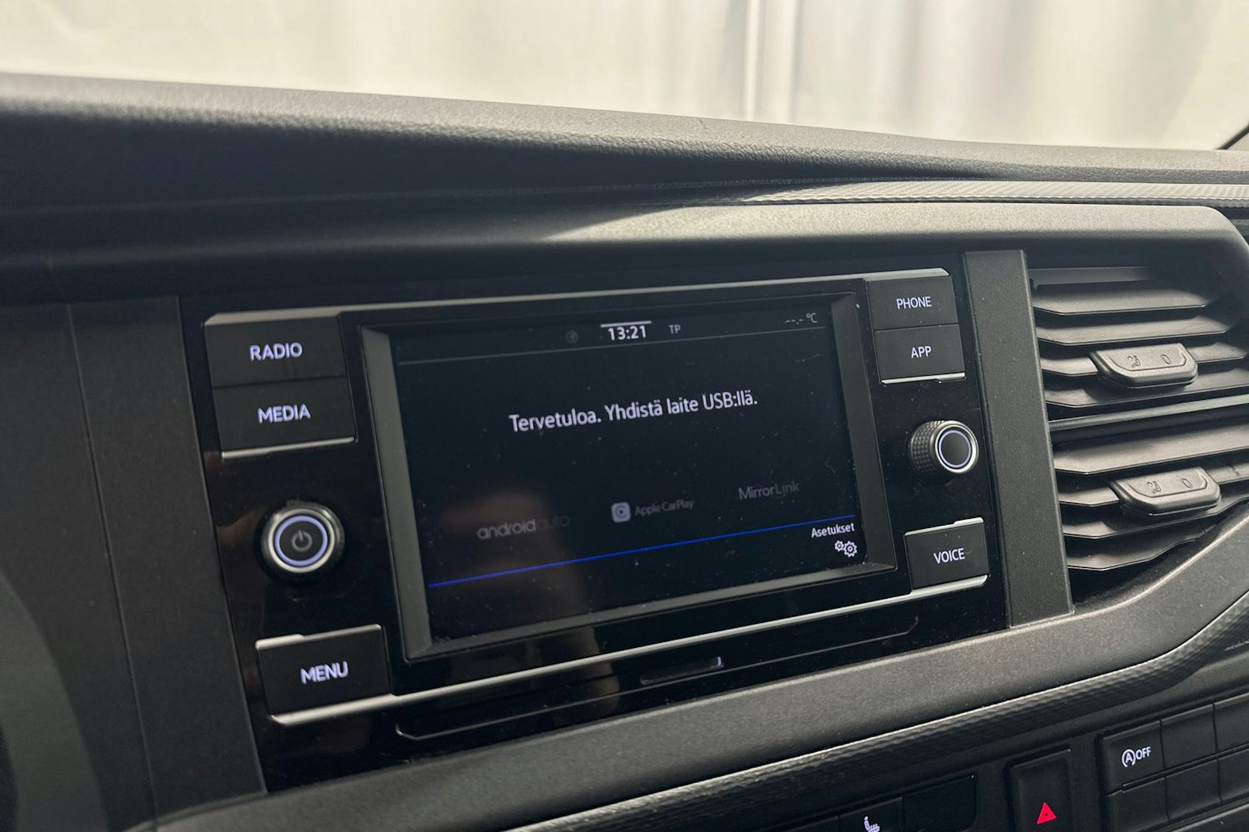 valkoinen Volkswagen Transporter 2020 kuva 14.