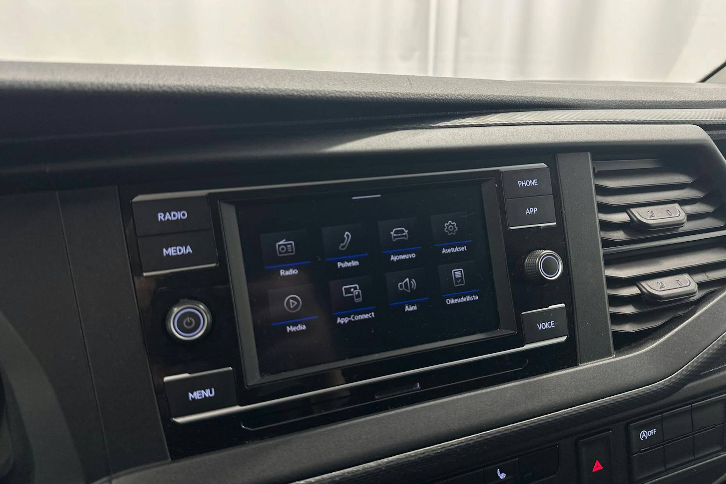 valkoinen Volkswagen Transporter 2020 kuva 15.