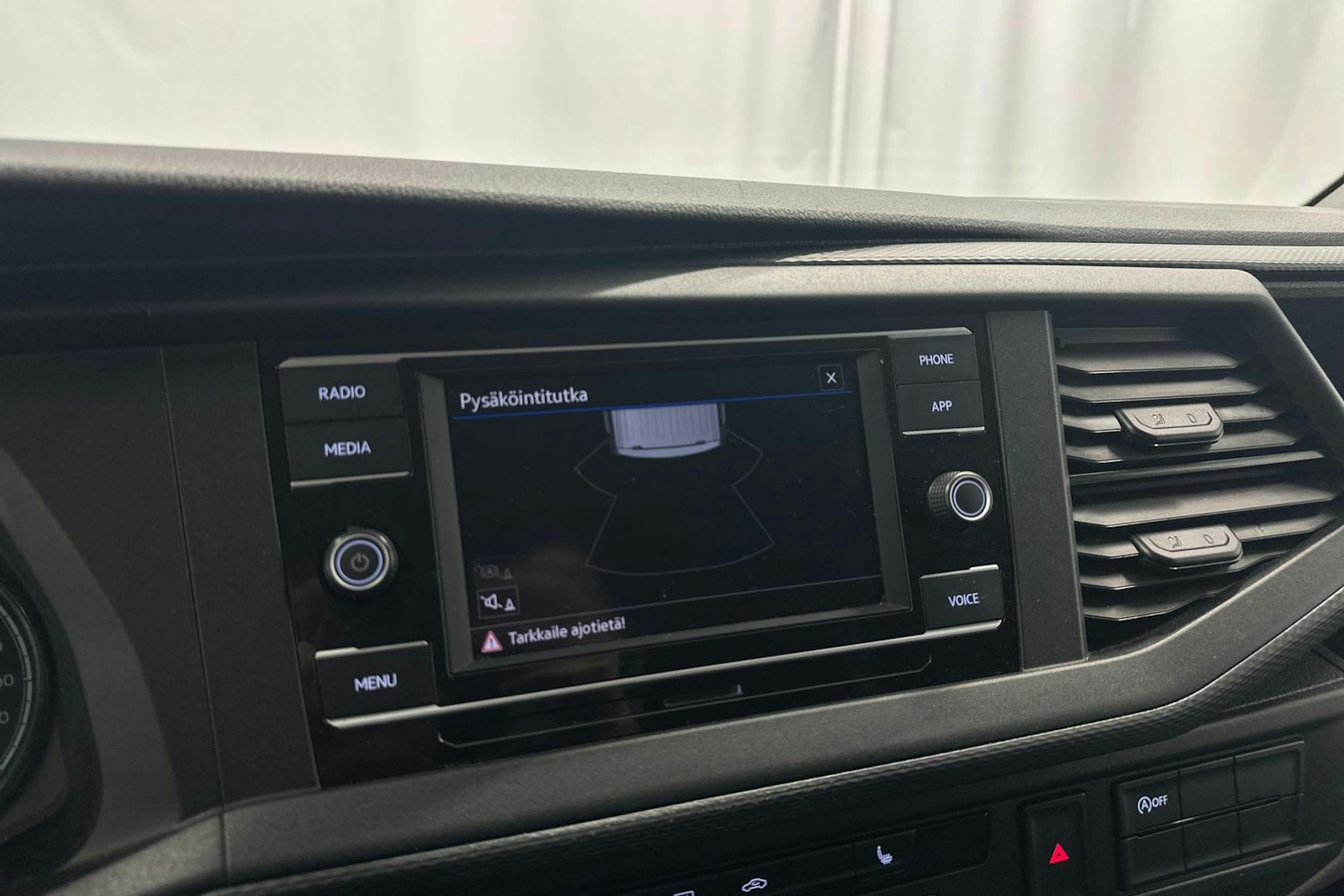 valkoinen Volkswagen Transporter 2020 kuva 17.